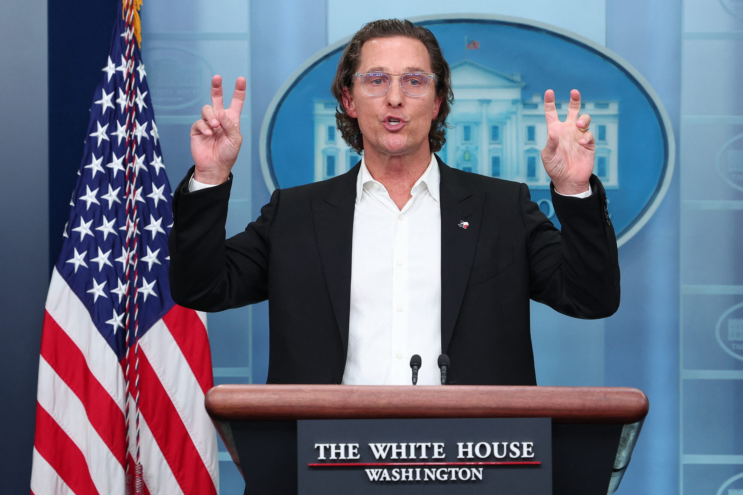 Emocionado, a partir da Casa Branca, Matthew McConaughey pede leis sobre controlo de armas após massacre na sua terra natal