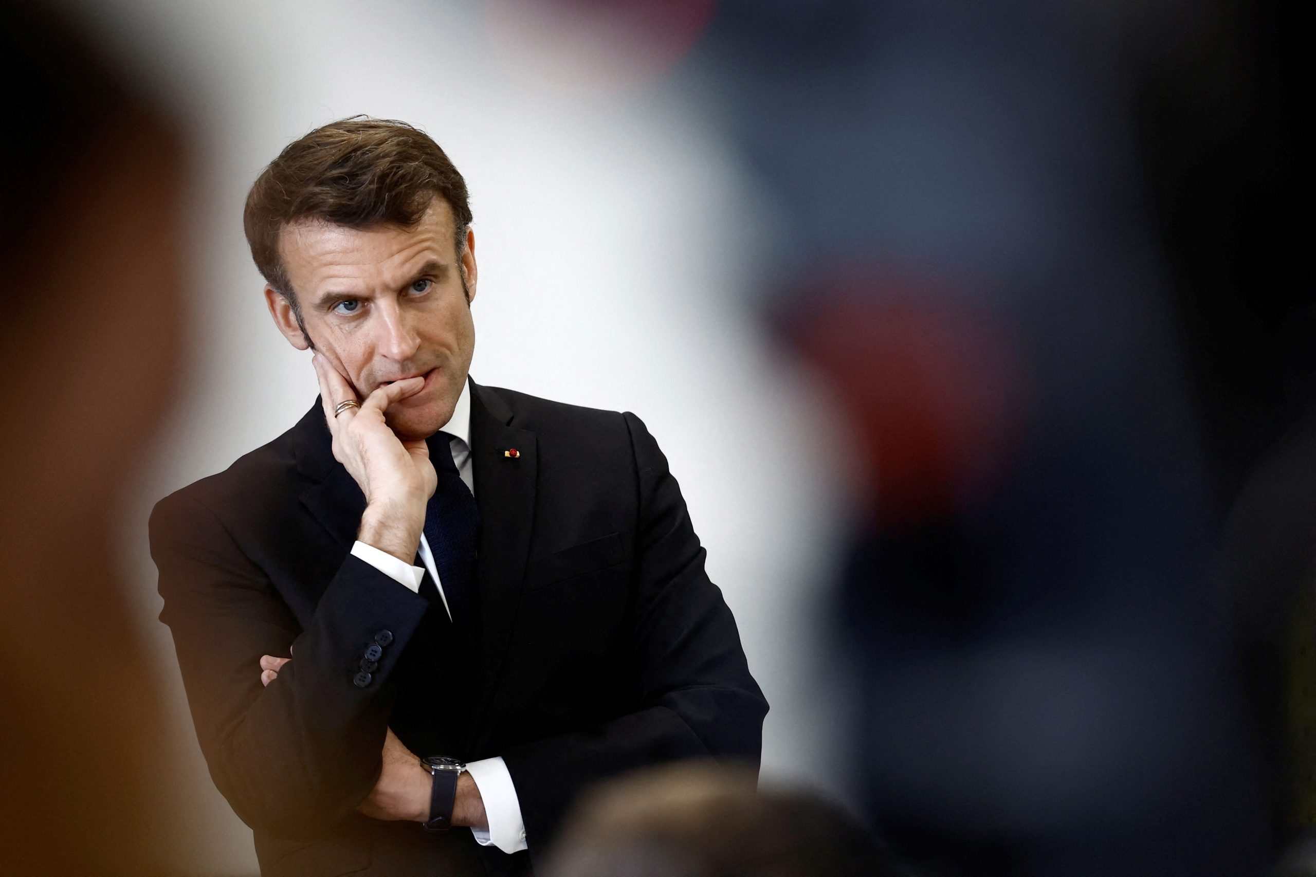 Manifestantes interrompem discurso de Macron nos Países Baixos