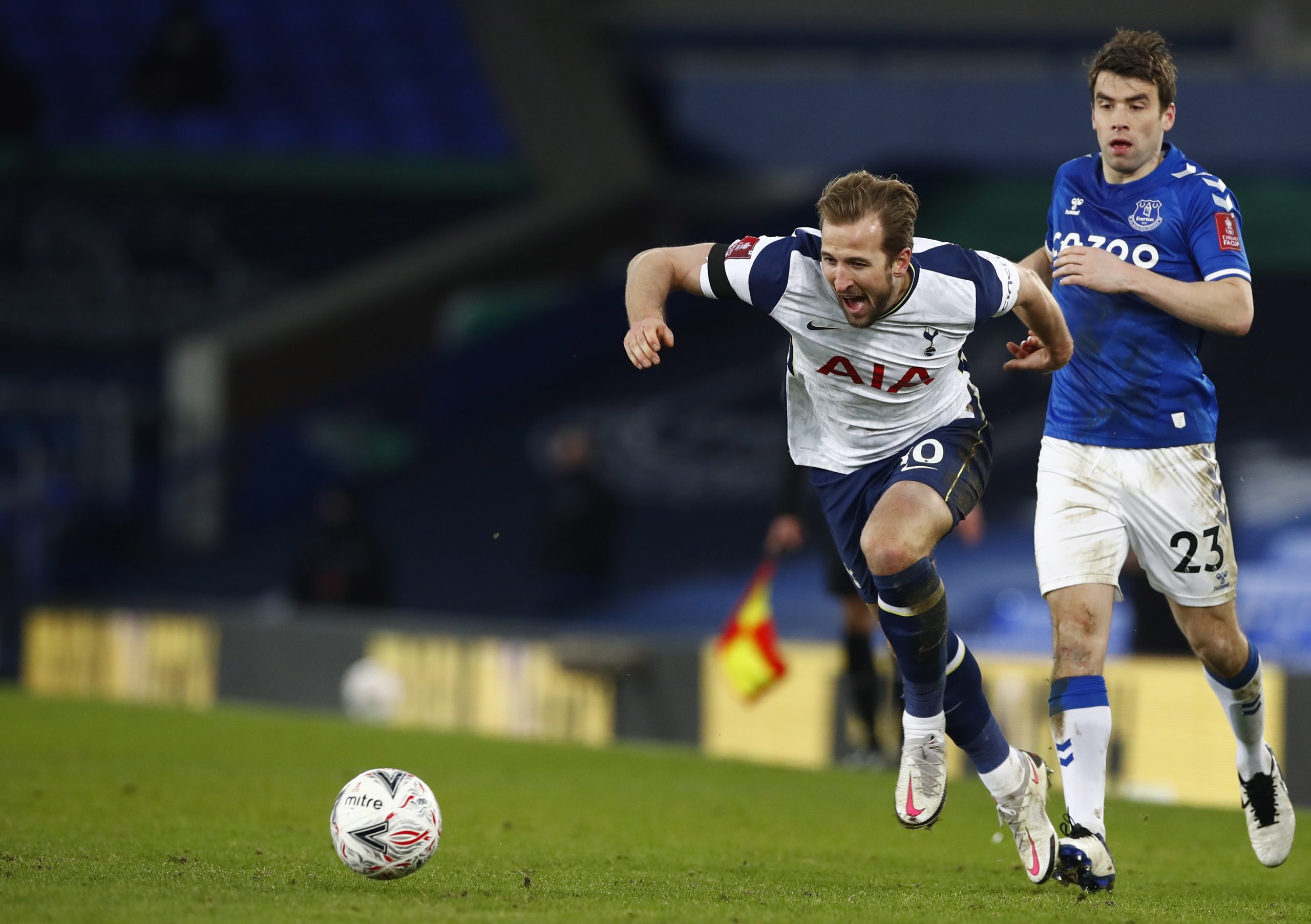 Everton elimina Tottenham, de Mourinho, no prolongamento em jogo com nove golos
