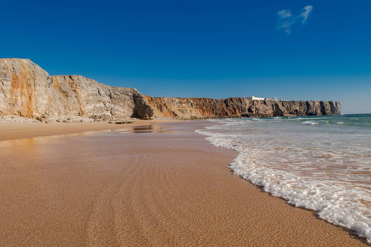 Norte sem praias naturistas legalizadas leva praticantes para a Galiza