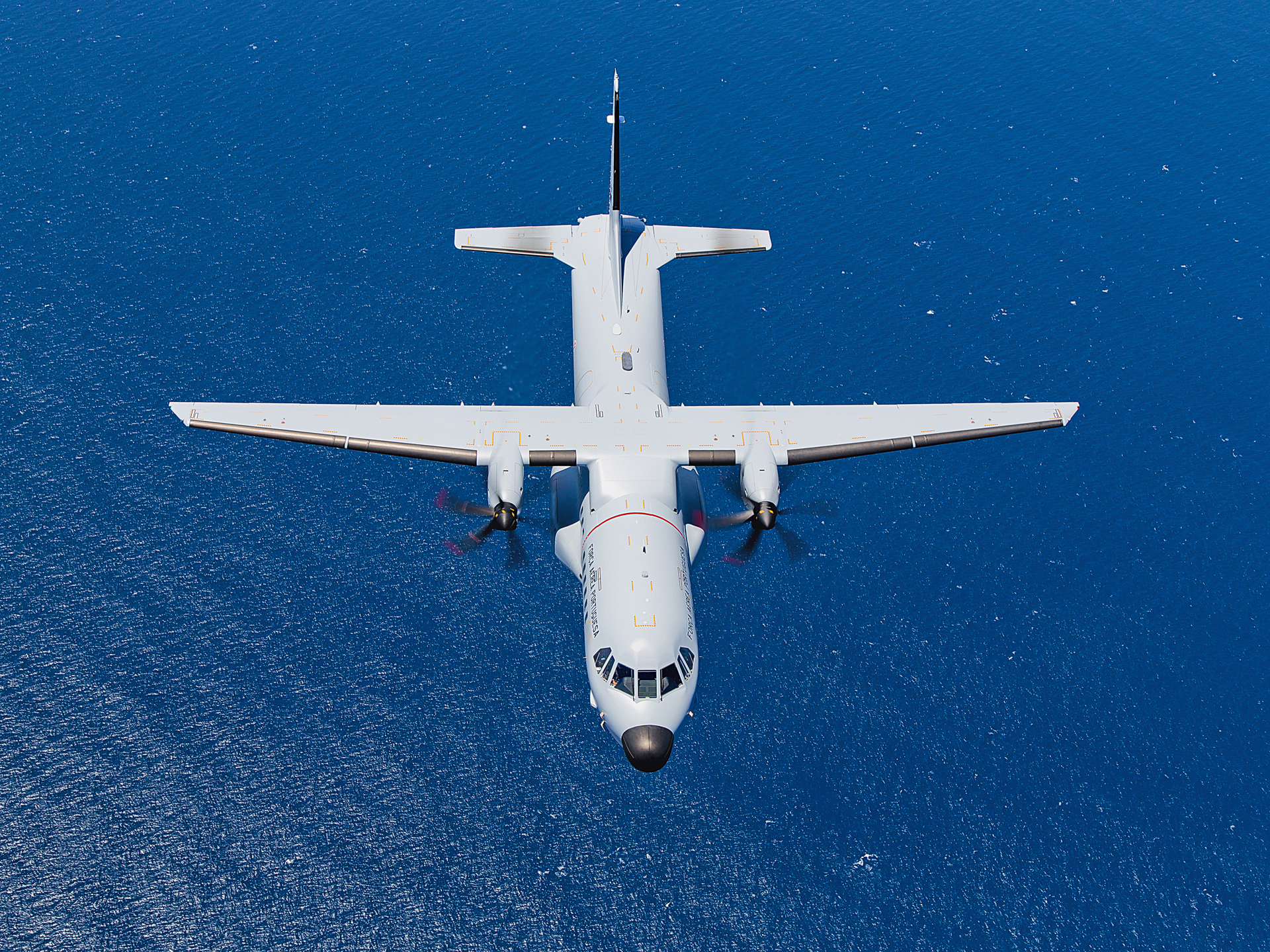 Veja as imagens do resgate dos migrantes no Mediterrâneo pela Força Aérea Portuguesa