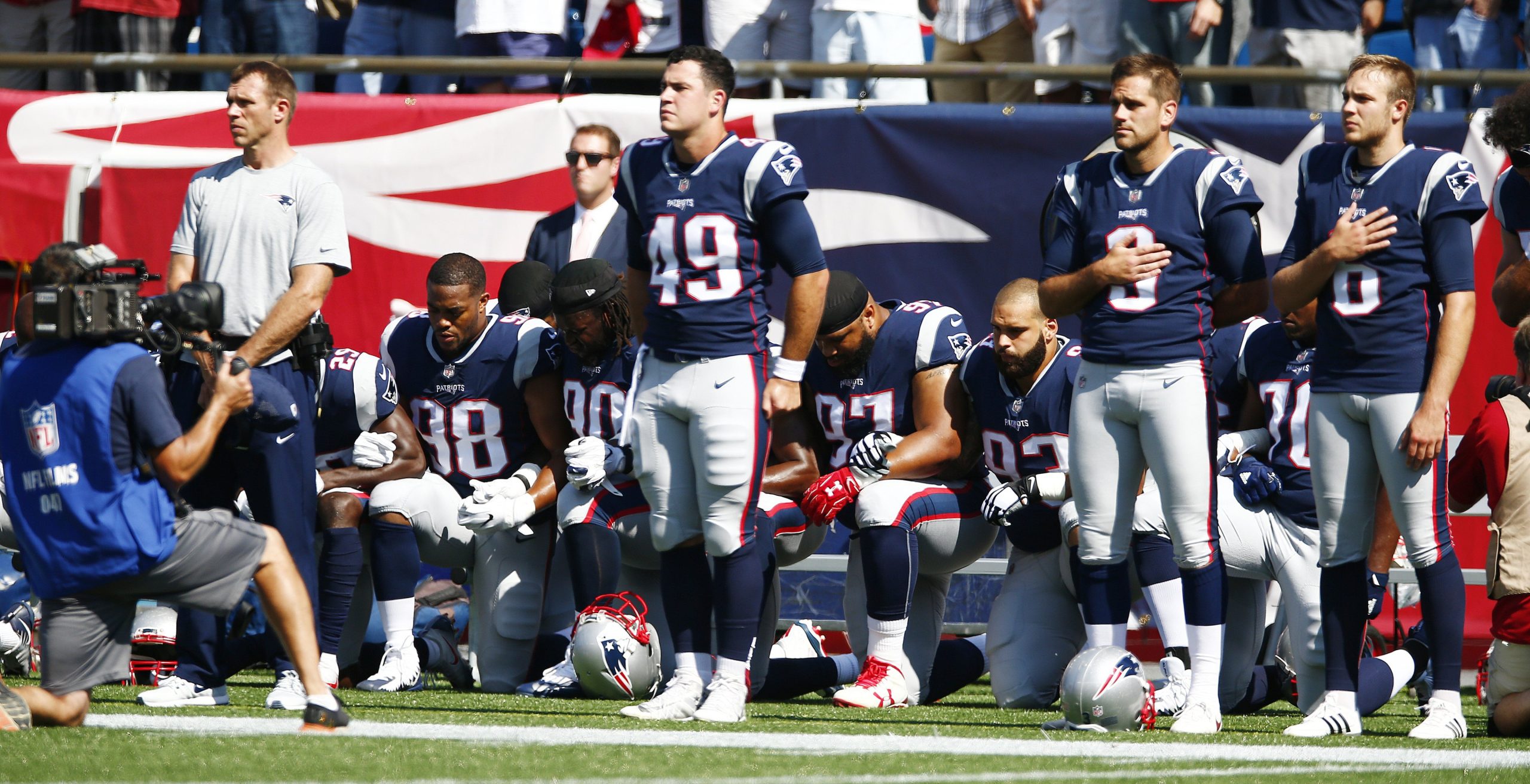 Ajoelhados durante o hino nacional. NFL unida desafia Trump