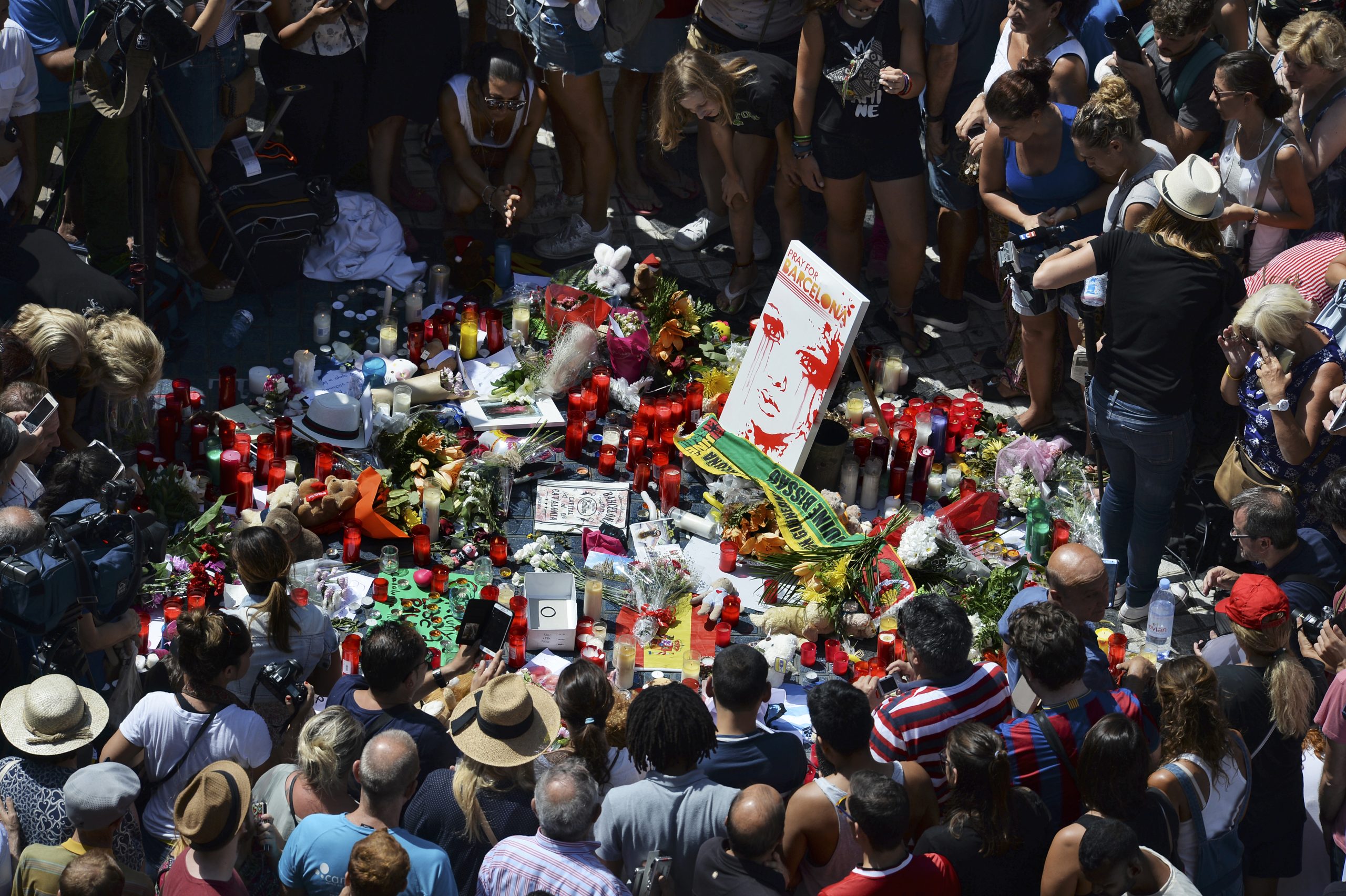 Atentado nas Ramblas. Um ano depois, lembram-se as vítimas e procuram-se respostas