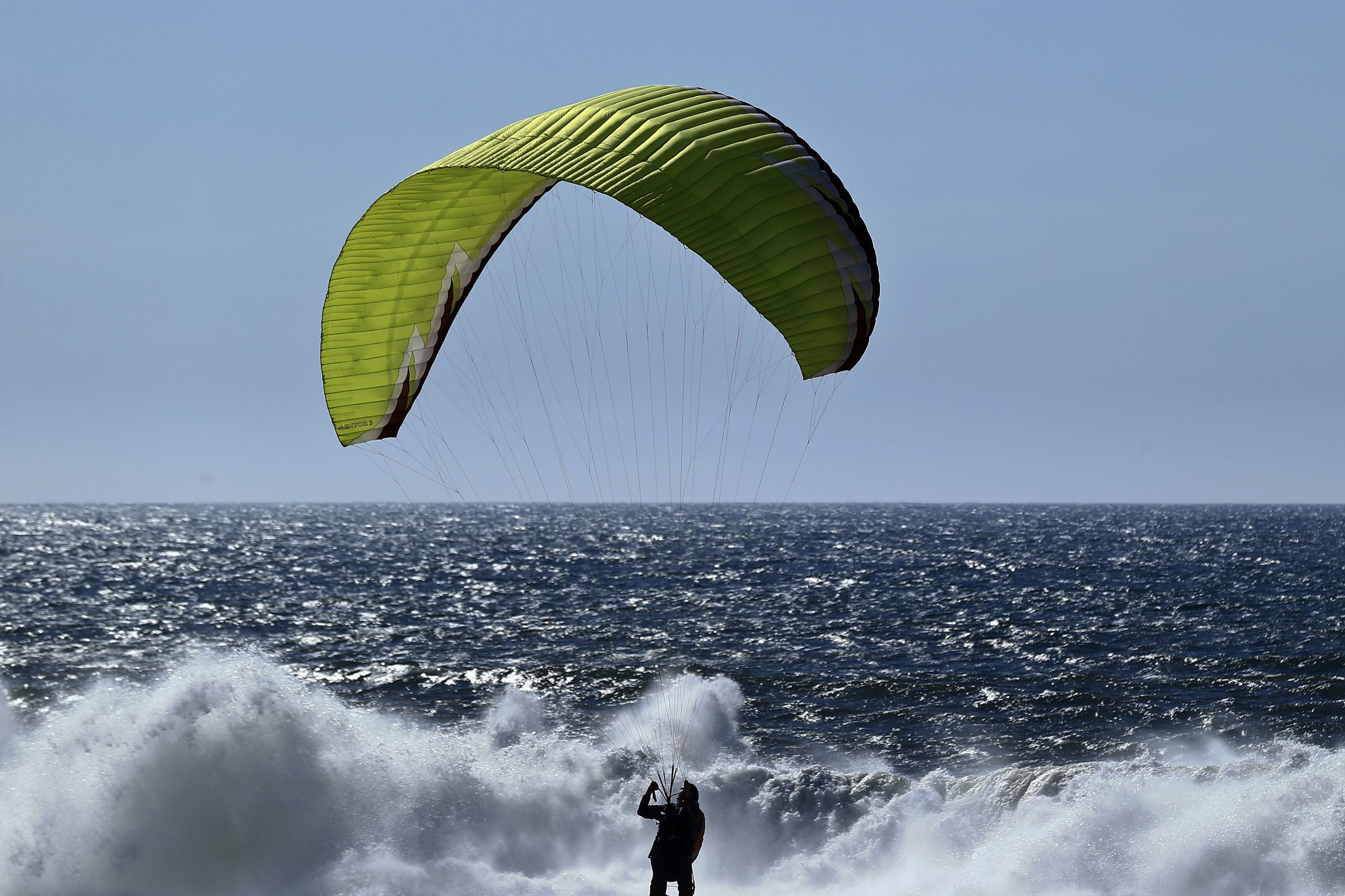 Suspensas buscas pelo homem desaparecido quando praticava parapente em Gaia