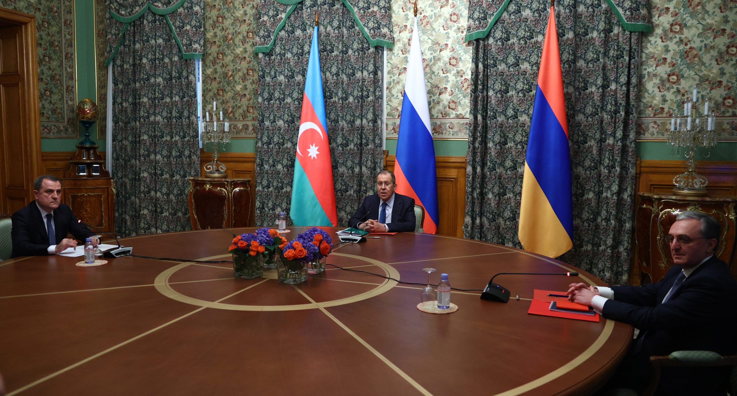 Arménia e Azerbaijão discutem conflito em Moscovo noite dentro