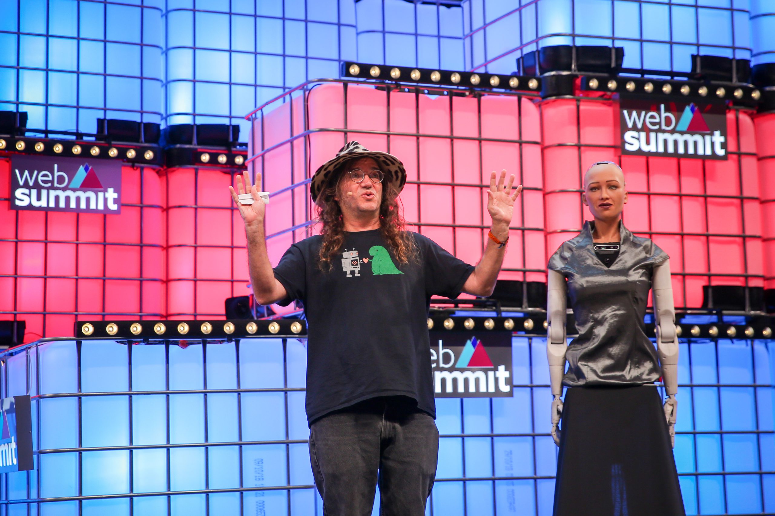 Web Summit. Distopia em que humanos são oprimidos por robôs é garantida? Inventor de Sophia tem dúvidas
