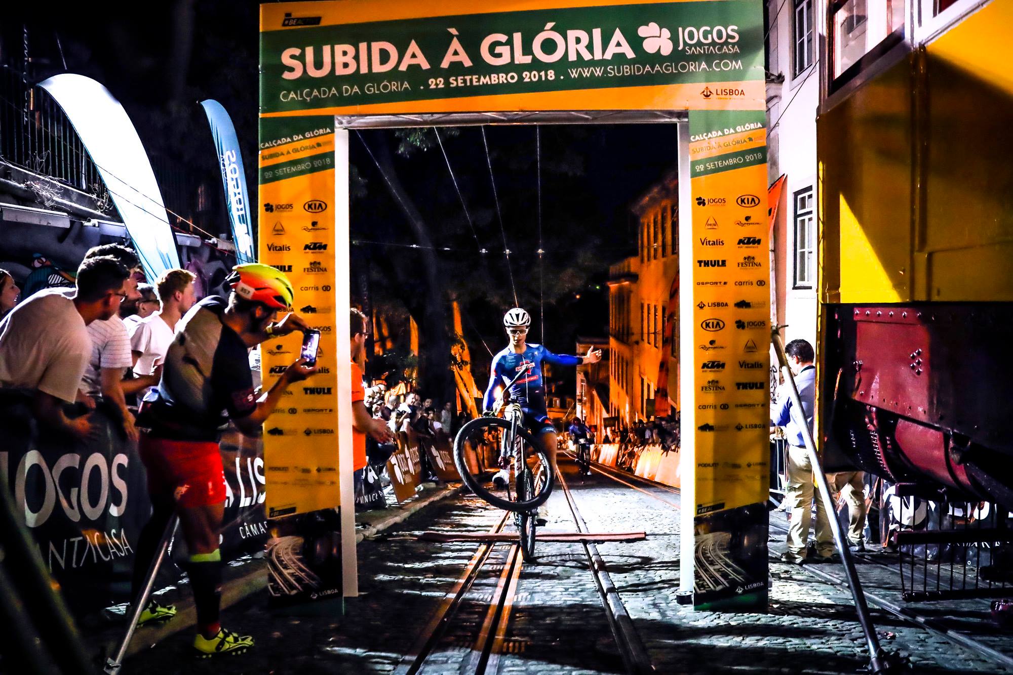 Subida à Glória: O amor venceu na noite em que as duas rodas subiram pelos carris de um elevador
