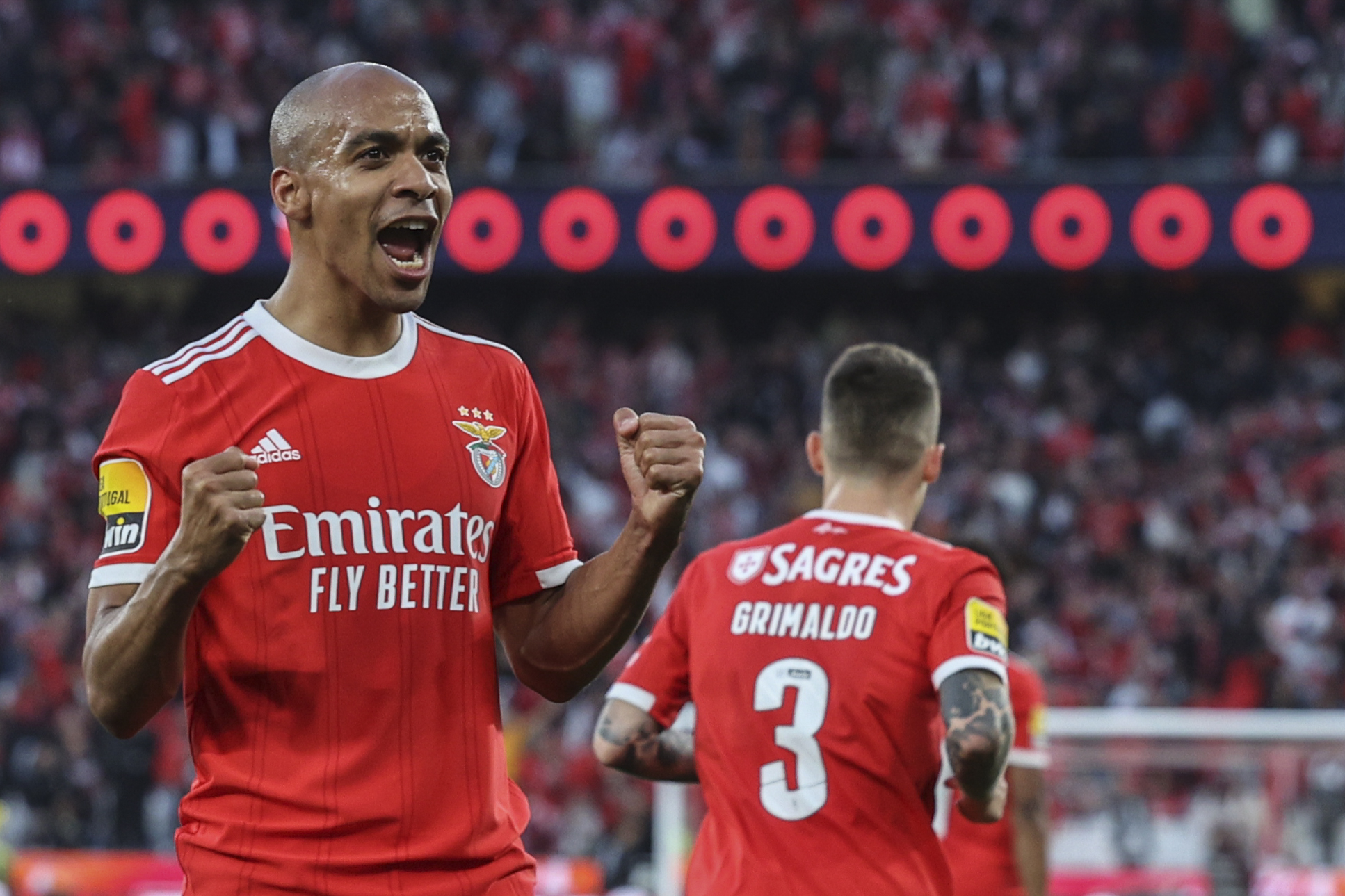 Benfica goleia Guimarães e aumenta provisoriamente vantagem sobre perseguidores