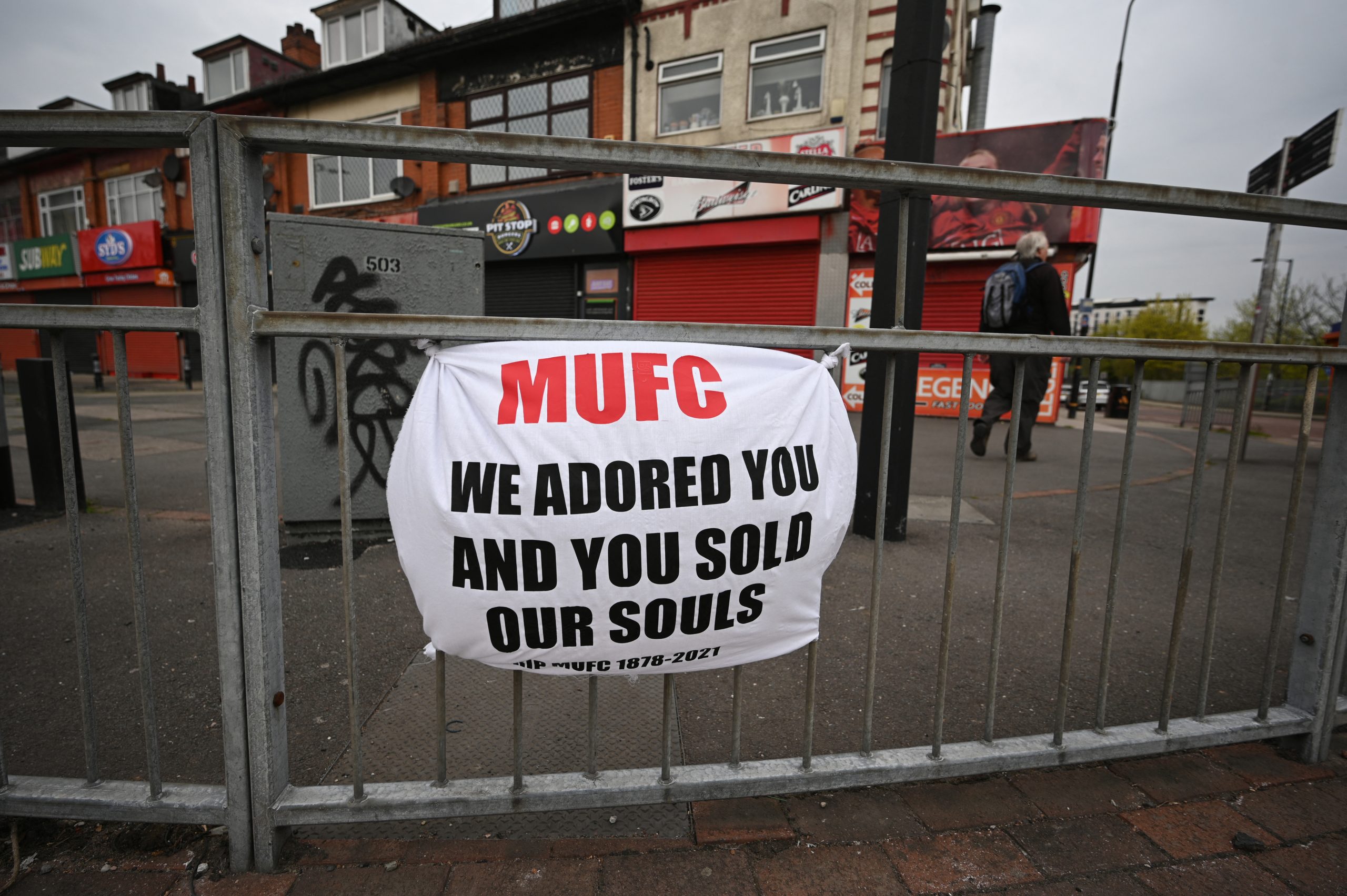 “Glazers out”. Grupo de adeptos do Manchester United invadiu treino para exigir saída dos proprietários do clube