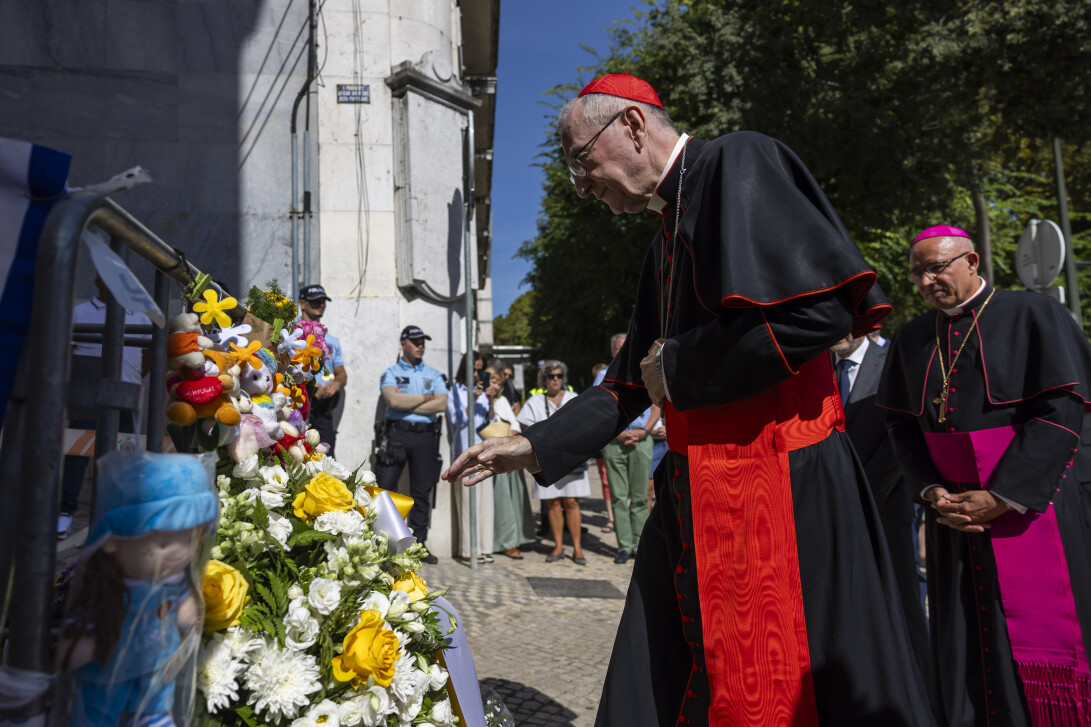 Secretário de Estado do Vaticano rezou por vítimas do Elevador da Glória junto ao local do acidente
