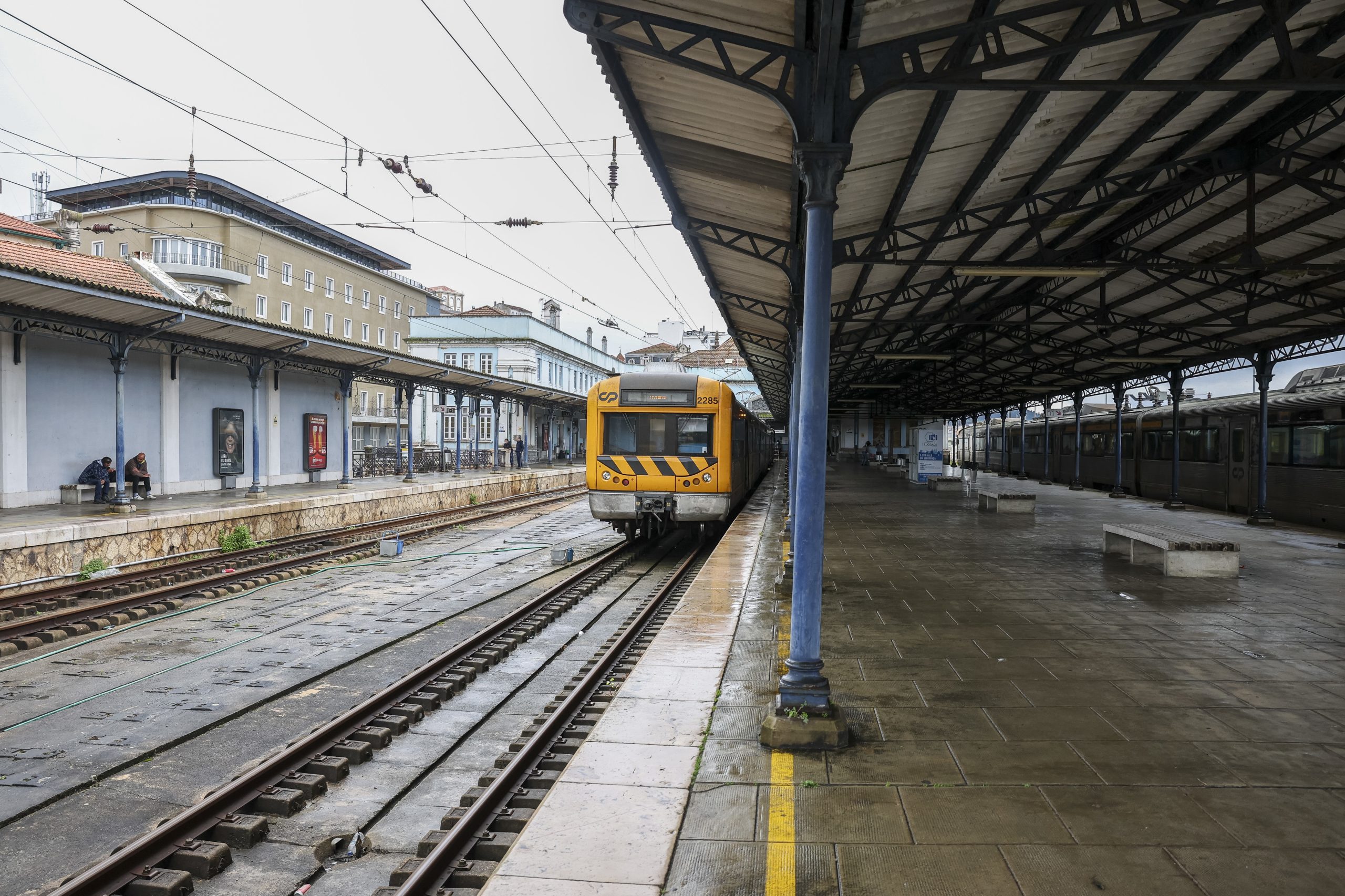 Circulação de comboios mantém-se suspensa em vários troços da rede ferroviária