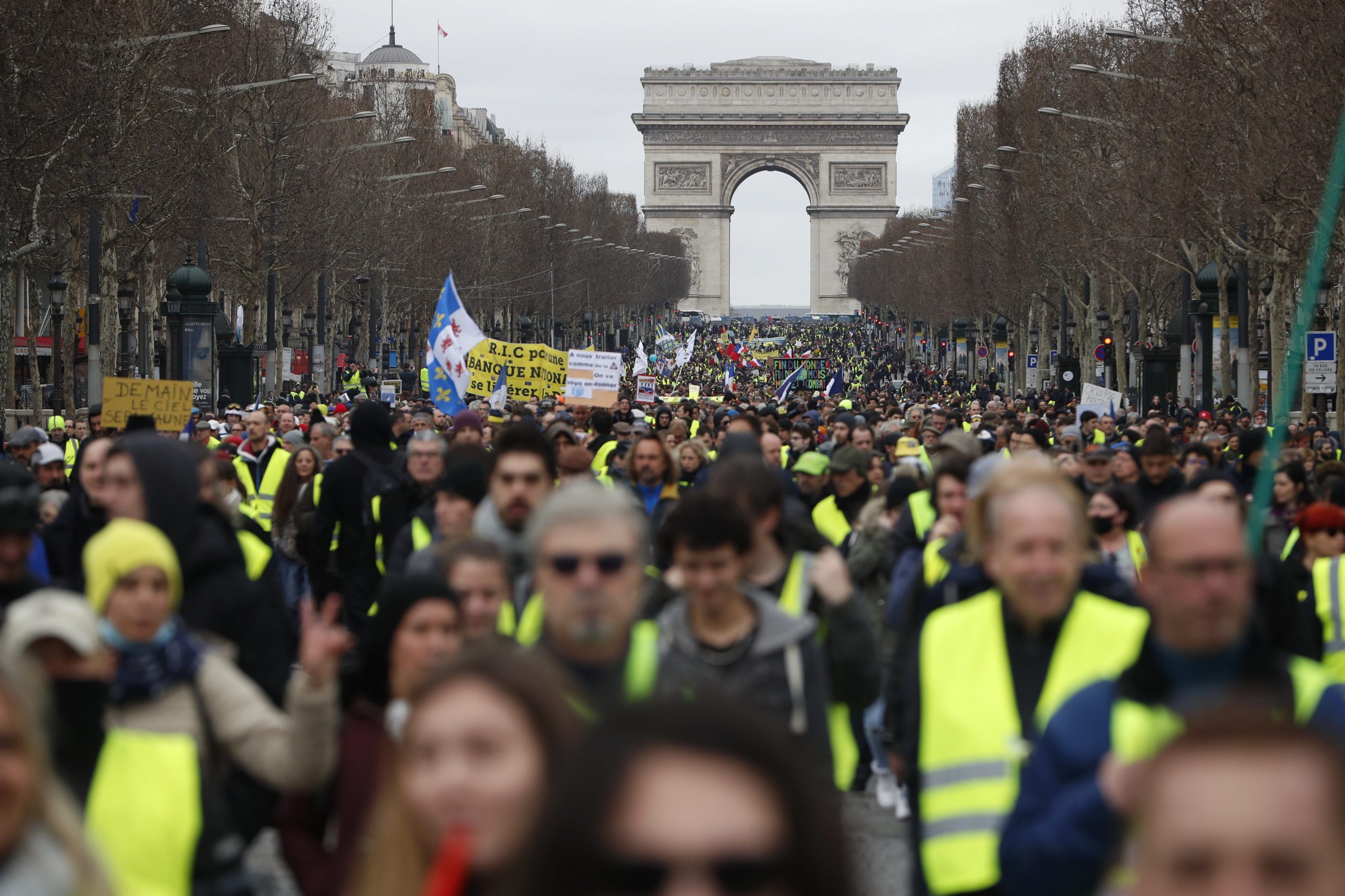 Movimento ‘coletes amarelos’ quer bloquear Paris durante três dias