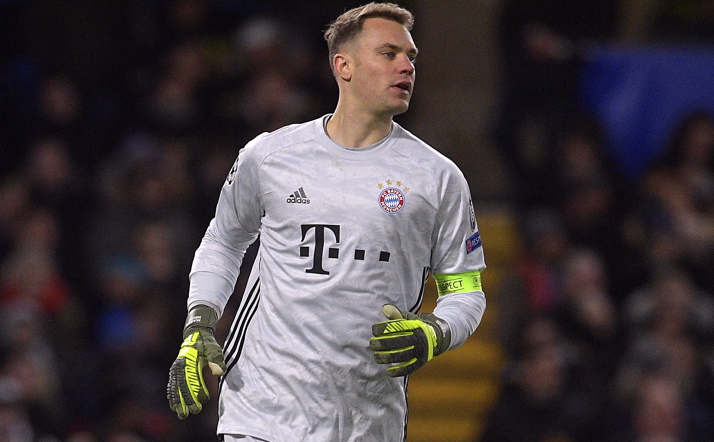 Manuel Neuer filmado a entoar música de cantor conotado com a extrema direita