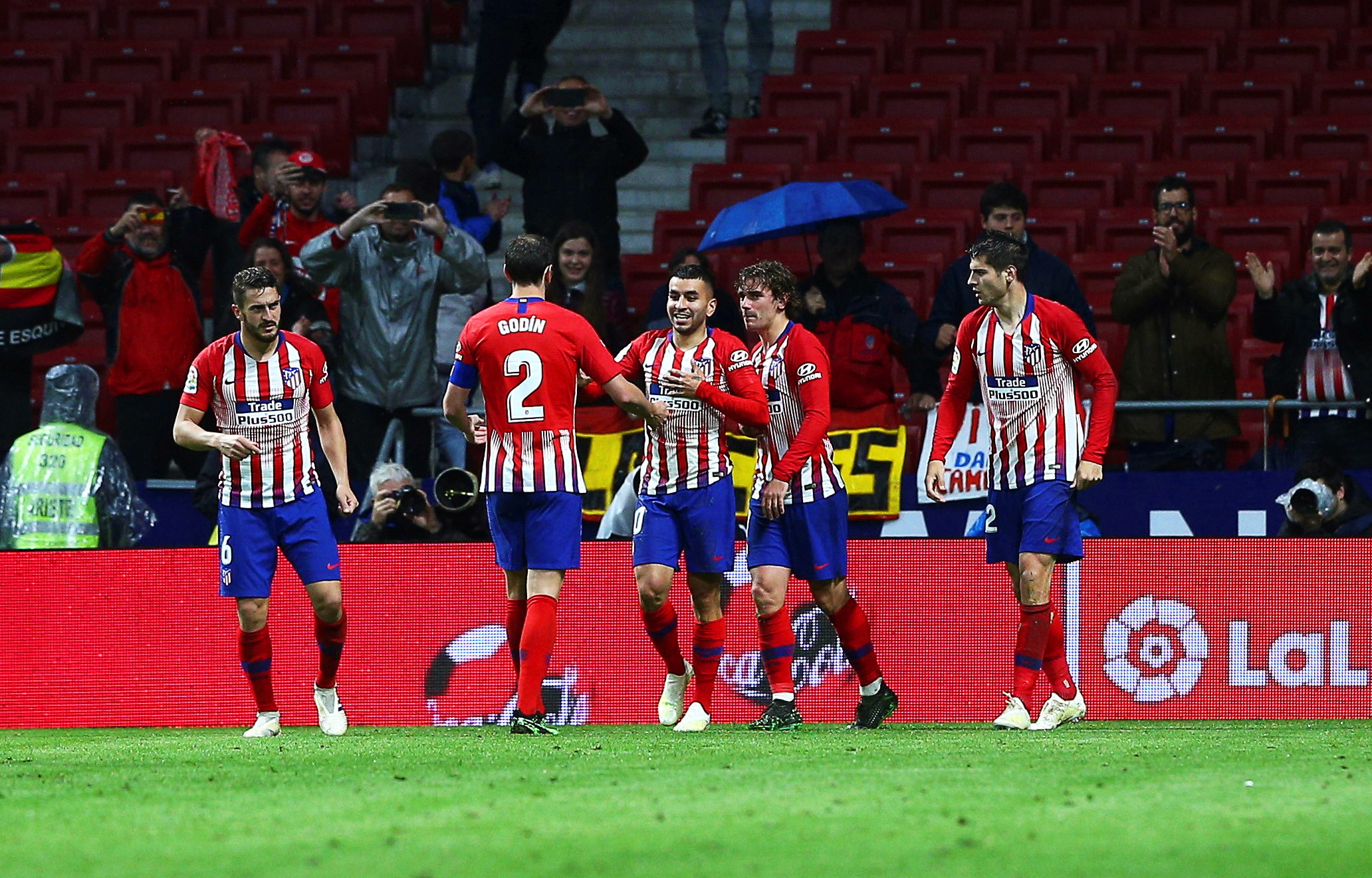 Atlético Madrid vence Valência e adia festa do FC Barcelona