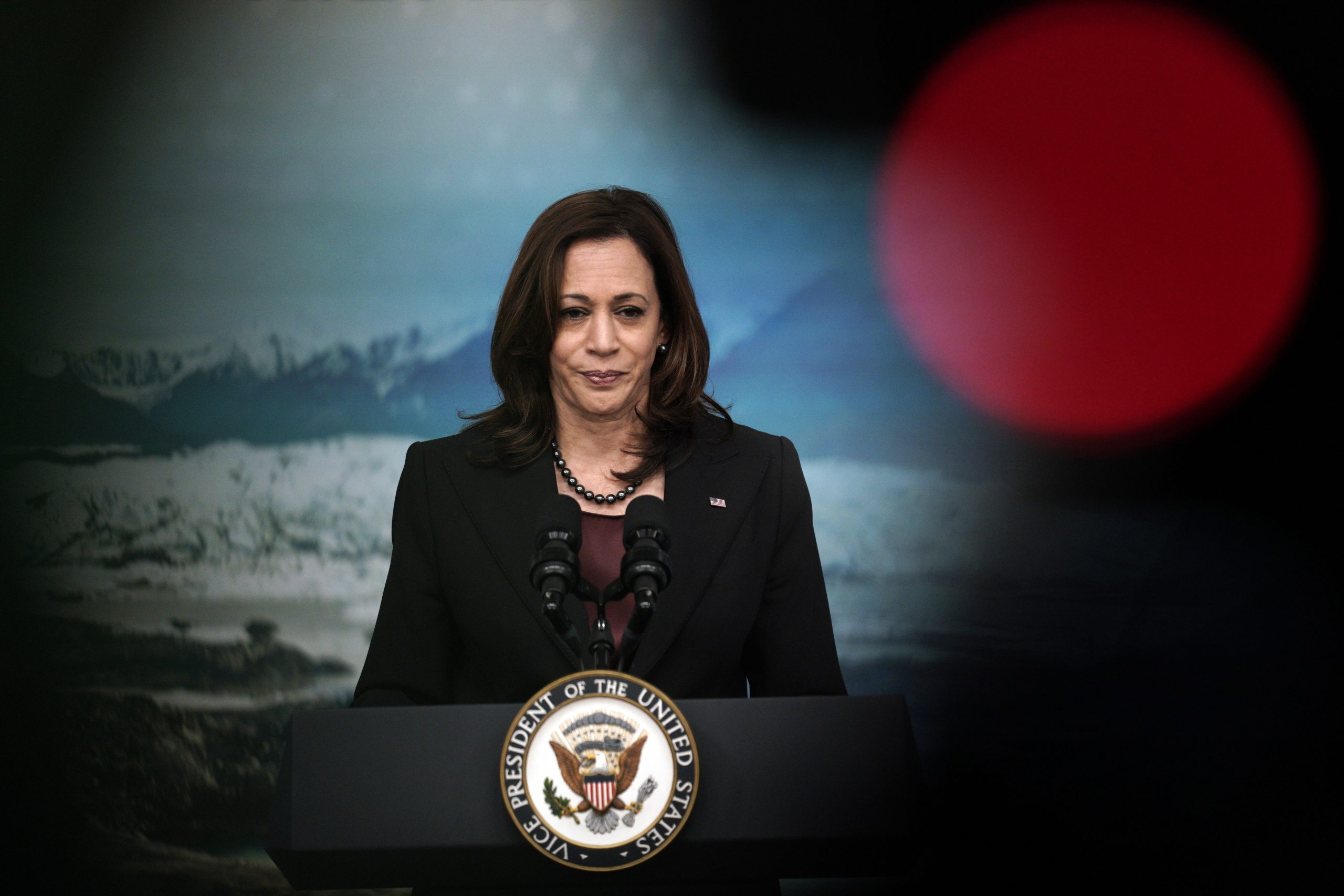 Kamala Harris testa positivo à covid-19
