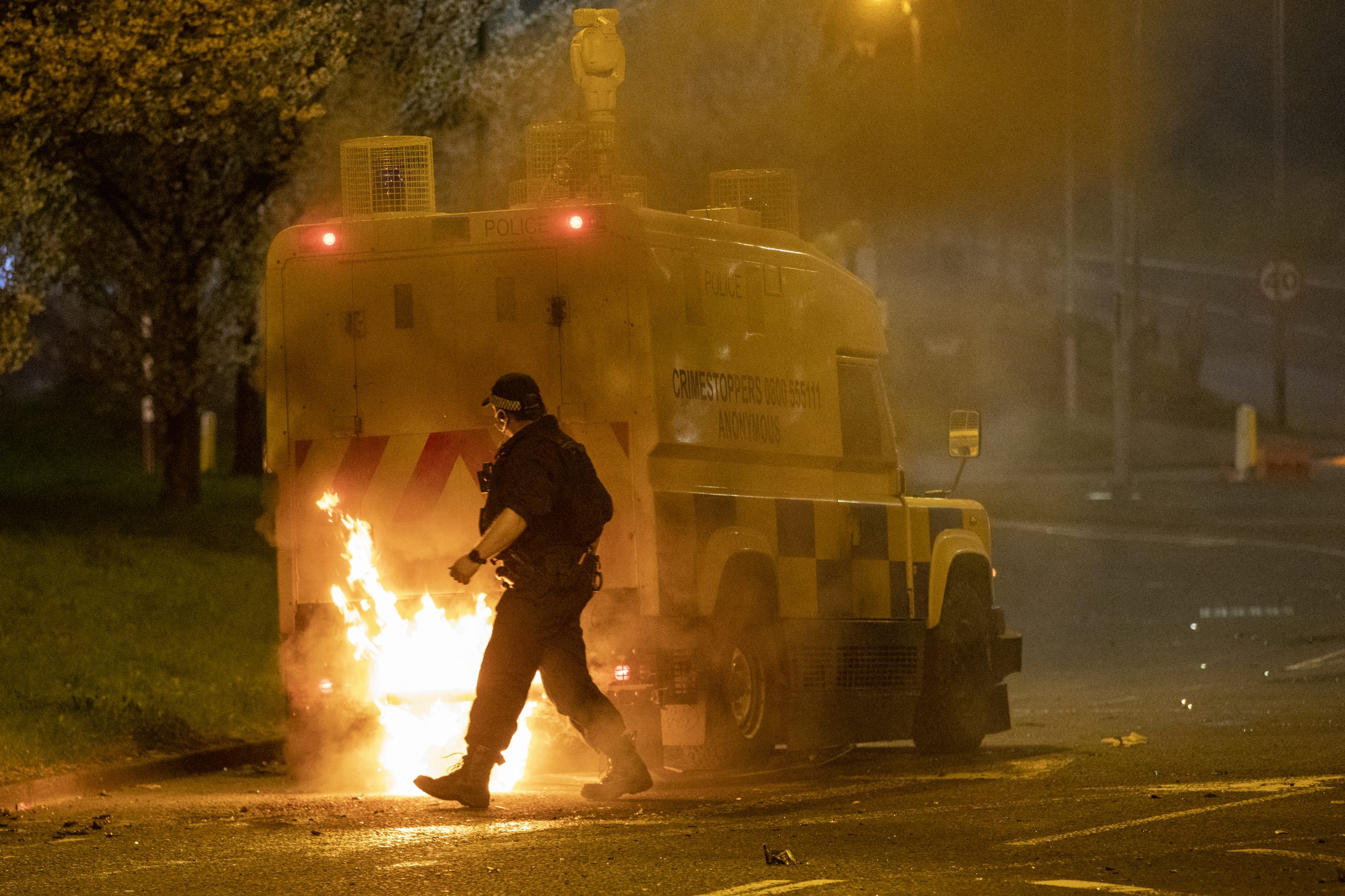 Após nova noite de violência na Irlanda do Norte, políticos apelam à calma