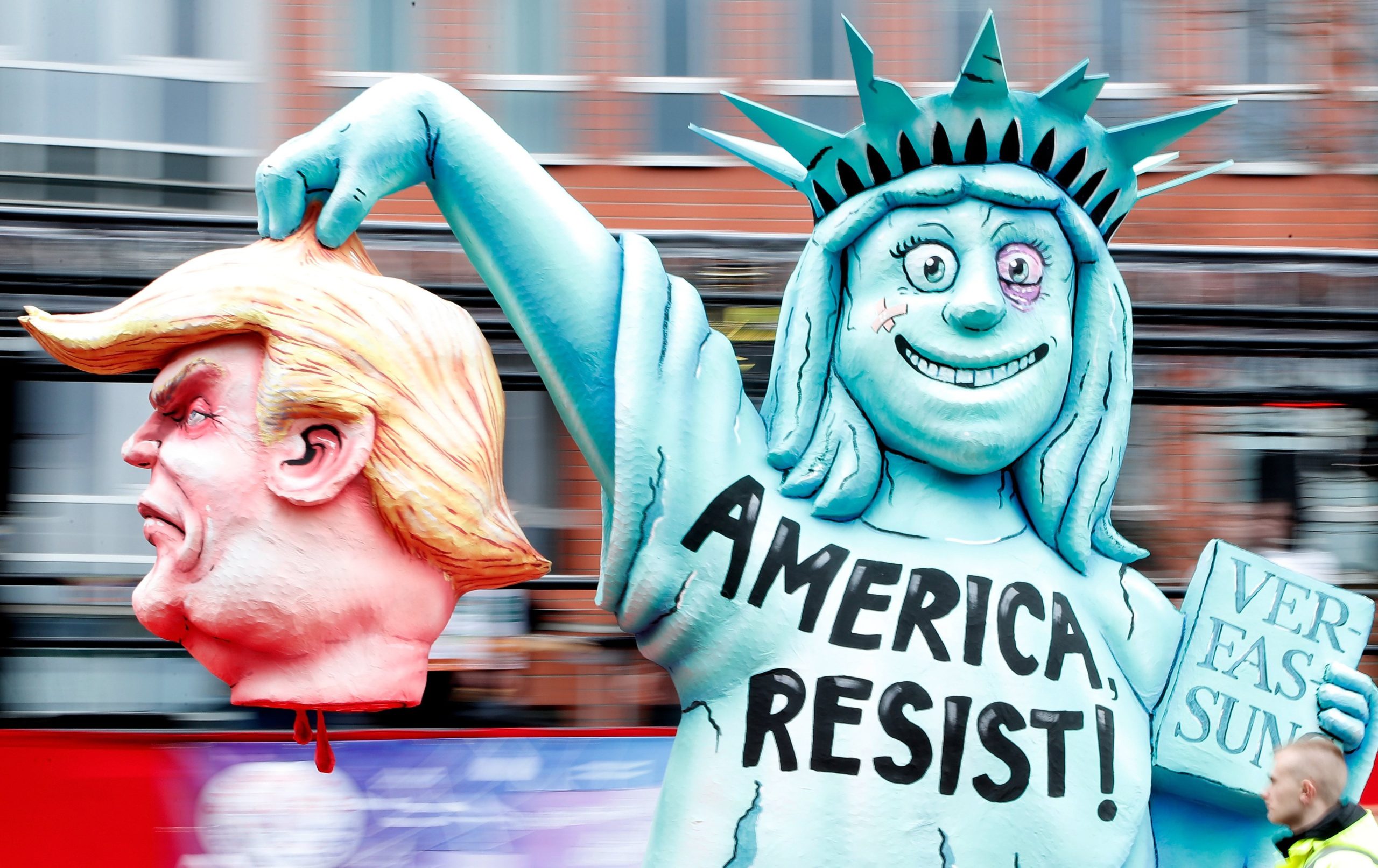 De Loulé a Montevidéu, Donald Trump é o Rei do Carnaval