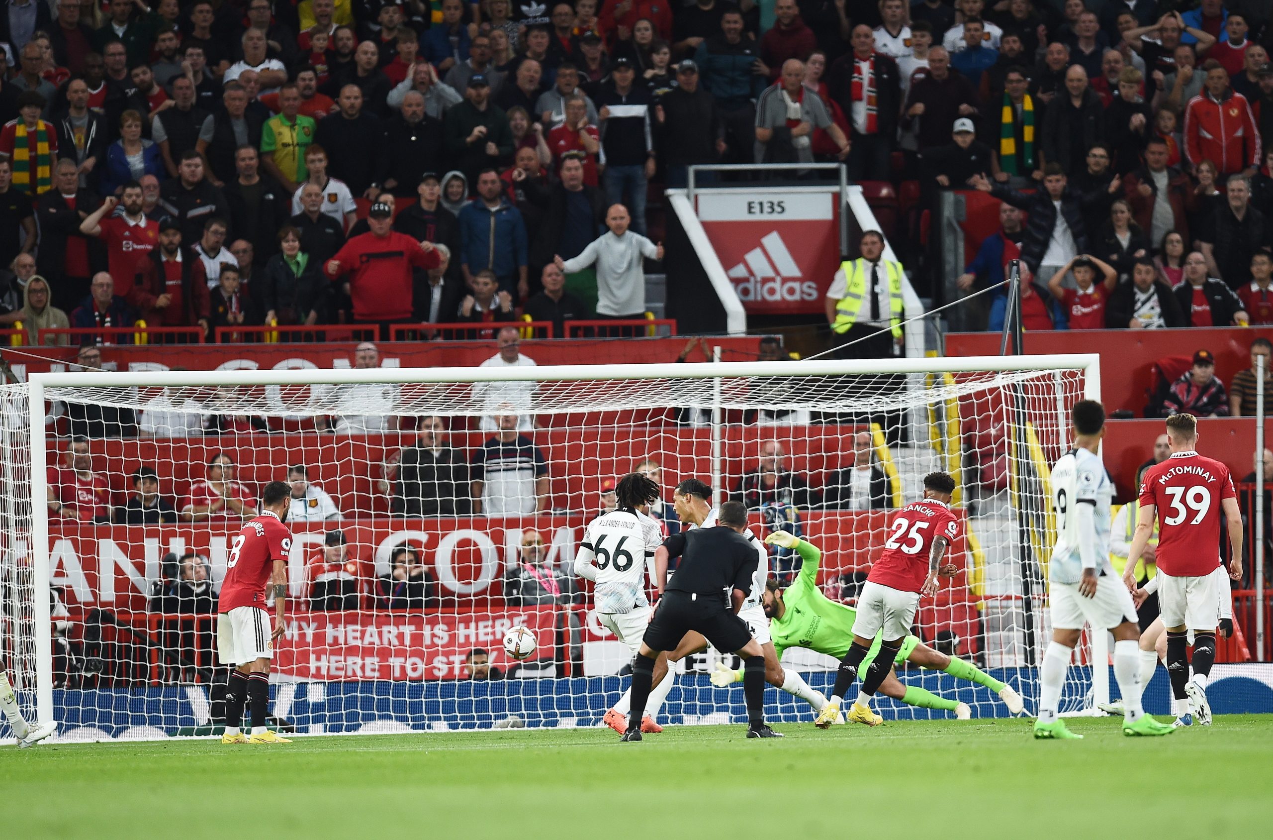Manchester United bate rival Liverpool e soma primeiro triunfo em Inglaterra