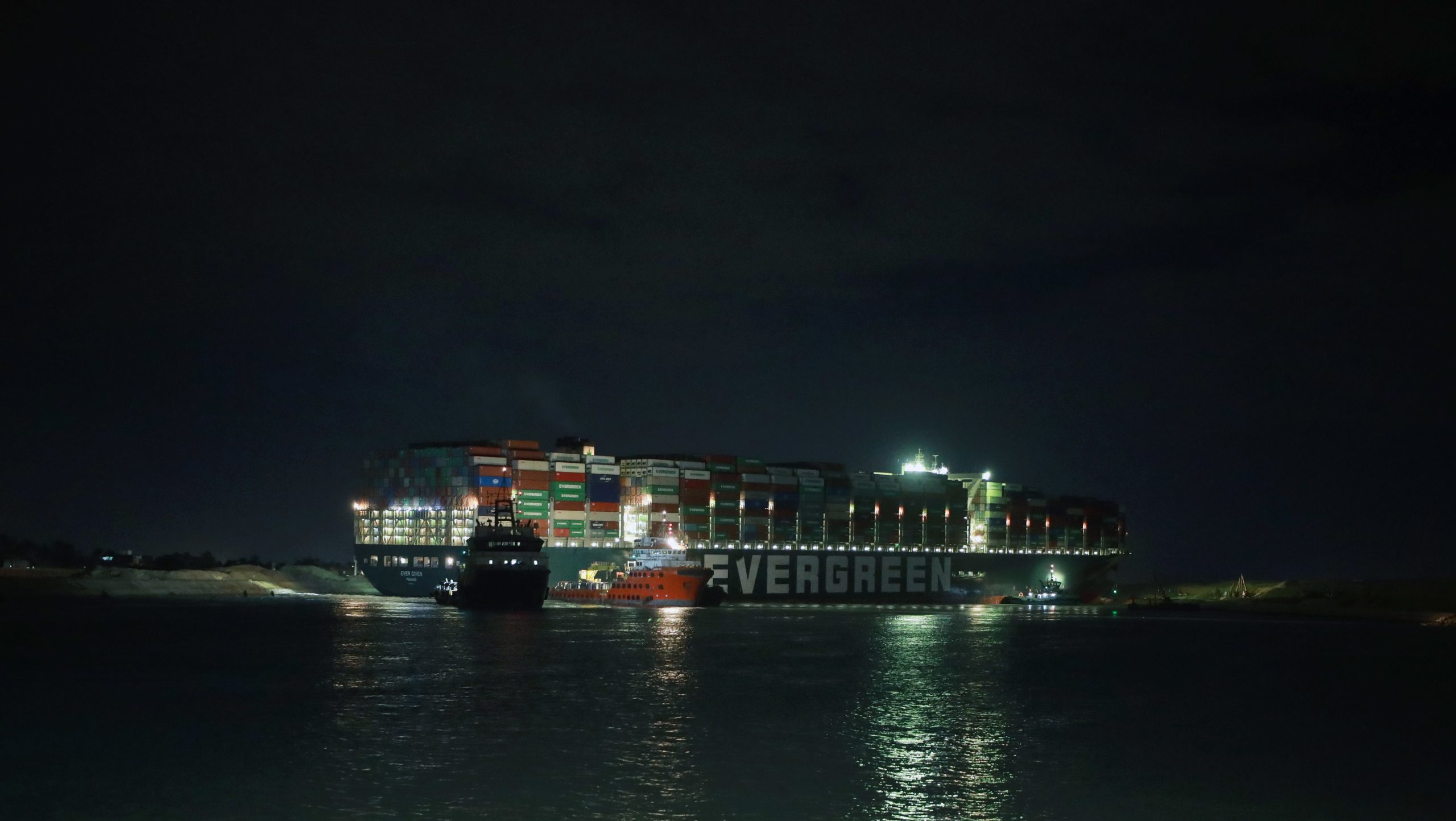 Fracassada mais uma tentativa de desencalhar navio no Canal do Suez