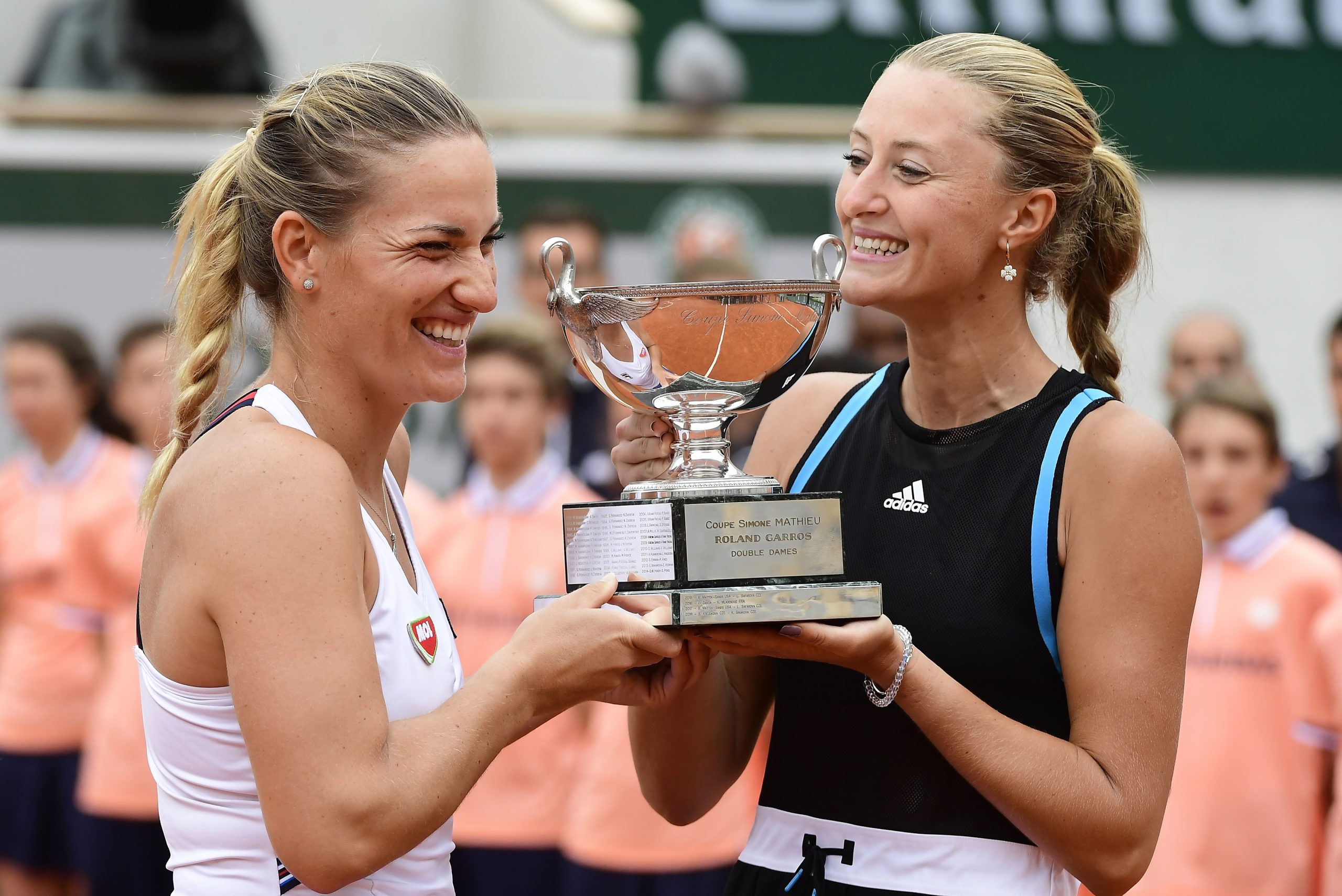 Francesa Mladenovic e húngara Babos conquistam título de pares femininos de Roland Garros