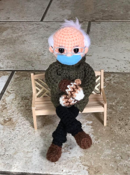 Bernie Sanders em crochê leiloado por mais de 16.700 euros
