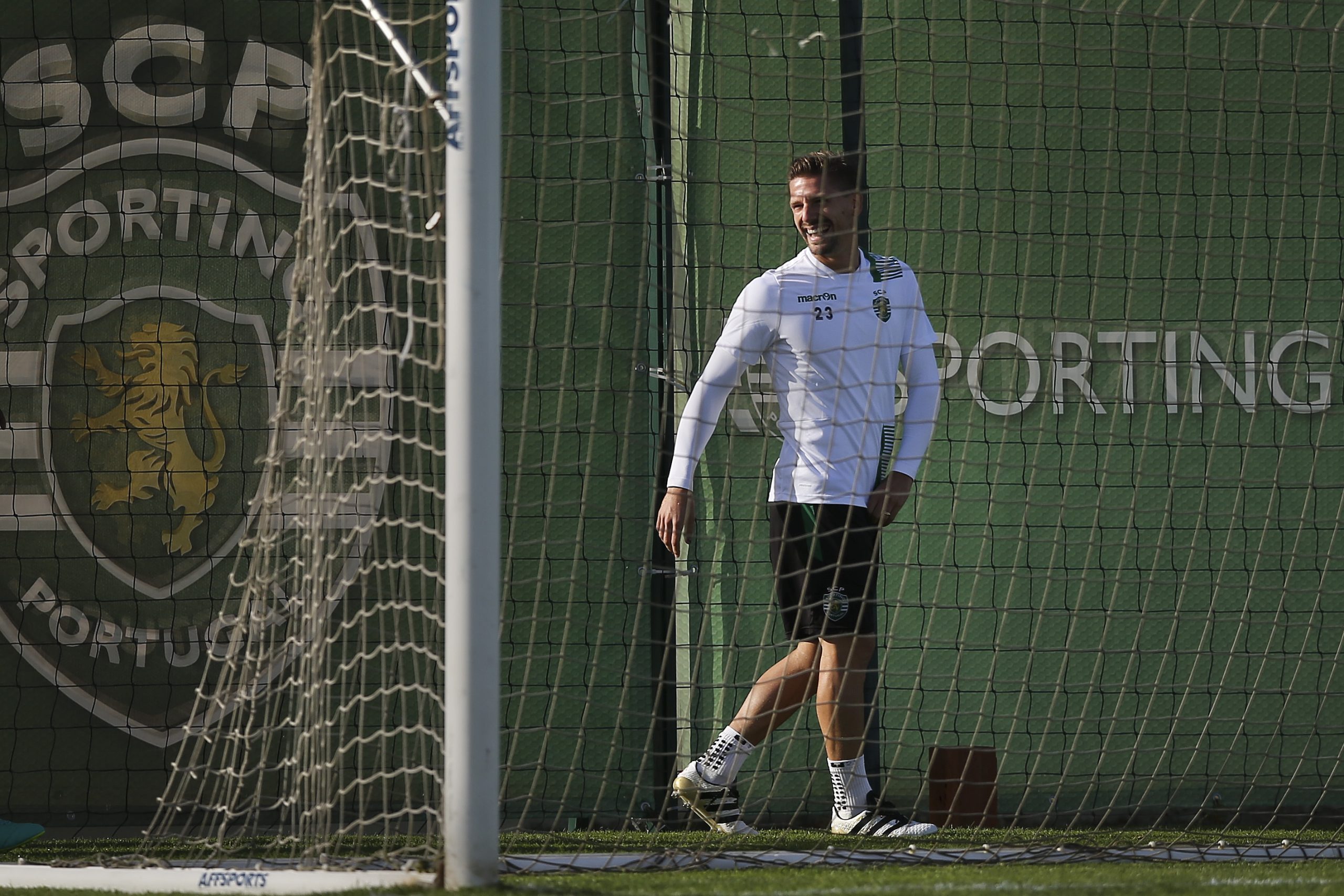 Adrien Silva afastado dos relvados por quatro a seis semanas