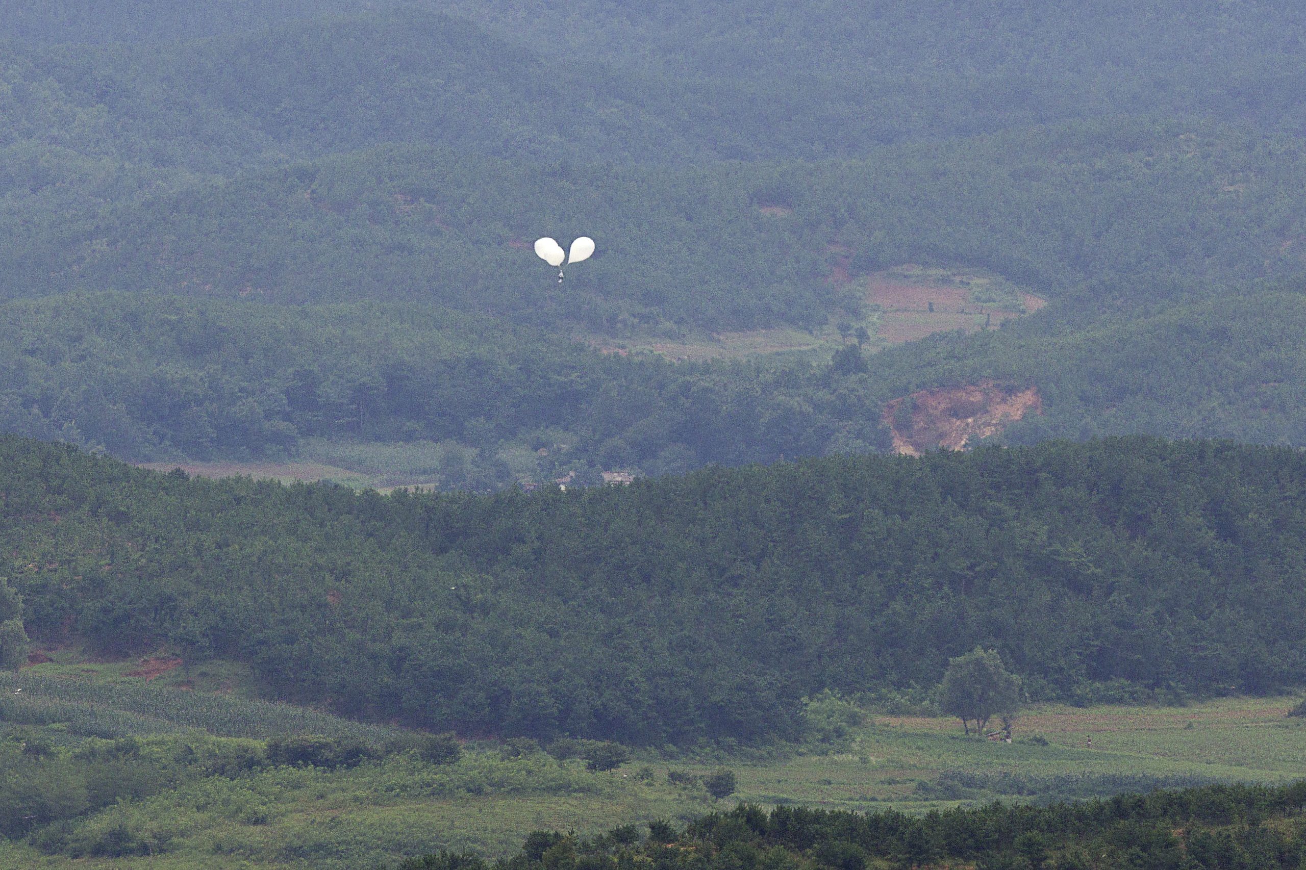 Balão de detritos norte-coreano atinge palácio presidencial da Coreia do Sul