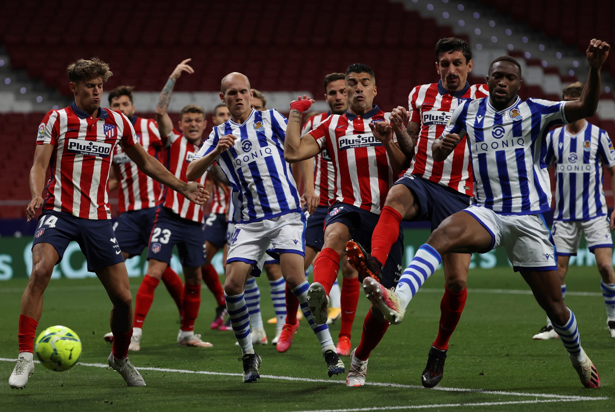 Atlético de Madrid sofre para vencer Real Sociedad e fica mais perto do título
