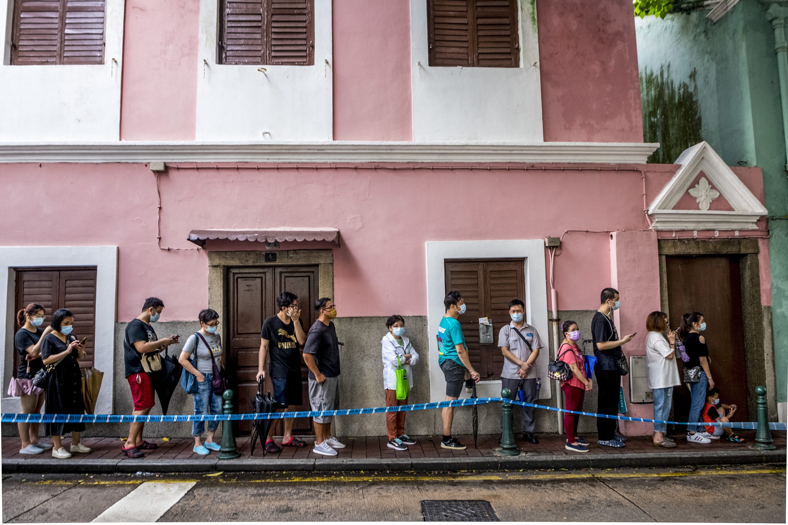 Macau quer população a desinfetar correio e a receber menos embalagens