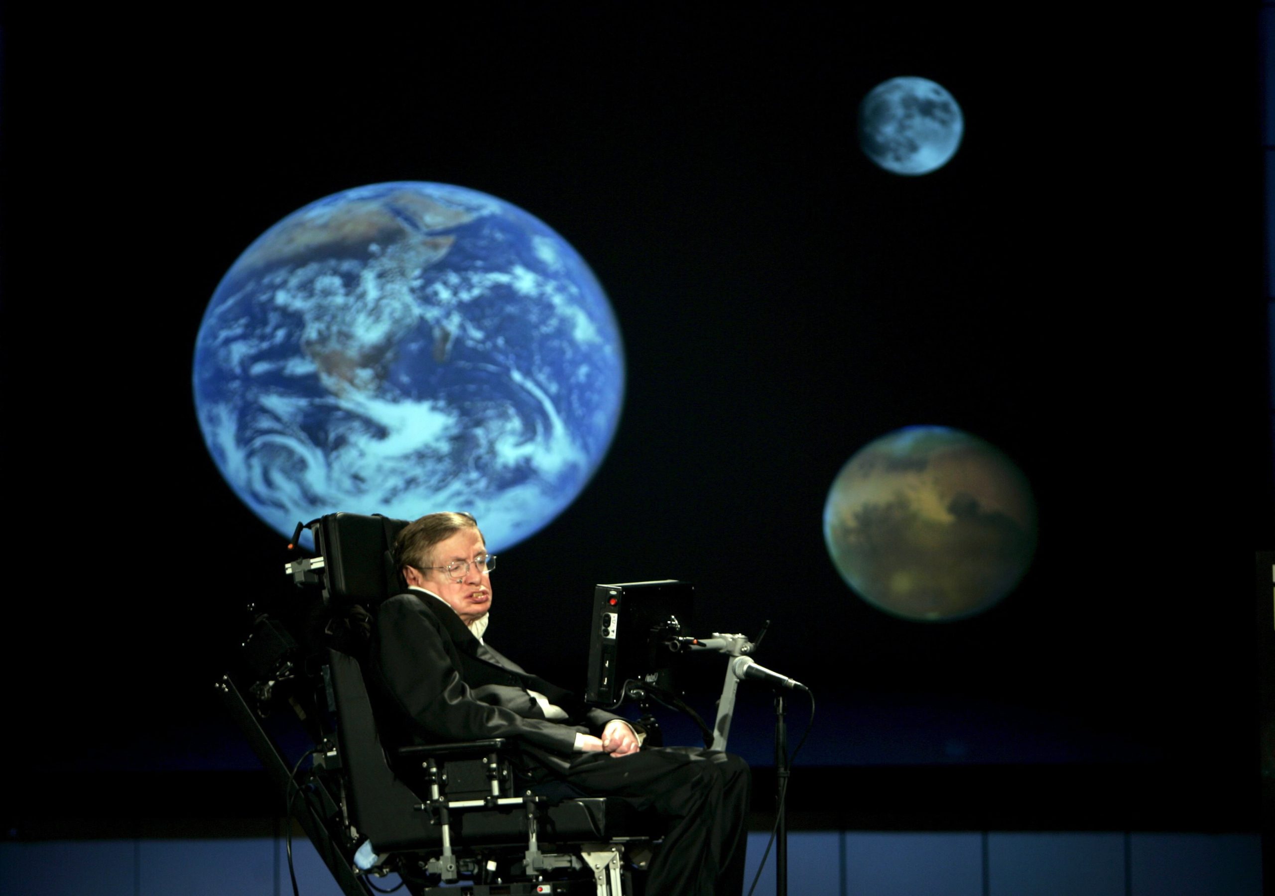 Da reunião na Fundação Gulbenkian à Web Summit. Quando a história de Stephen Hawking se escreveu por Portugal
