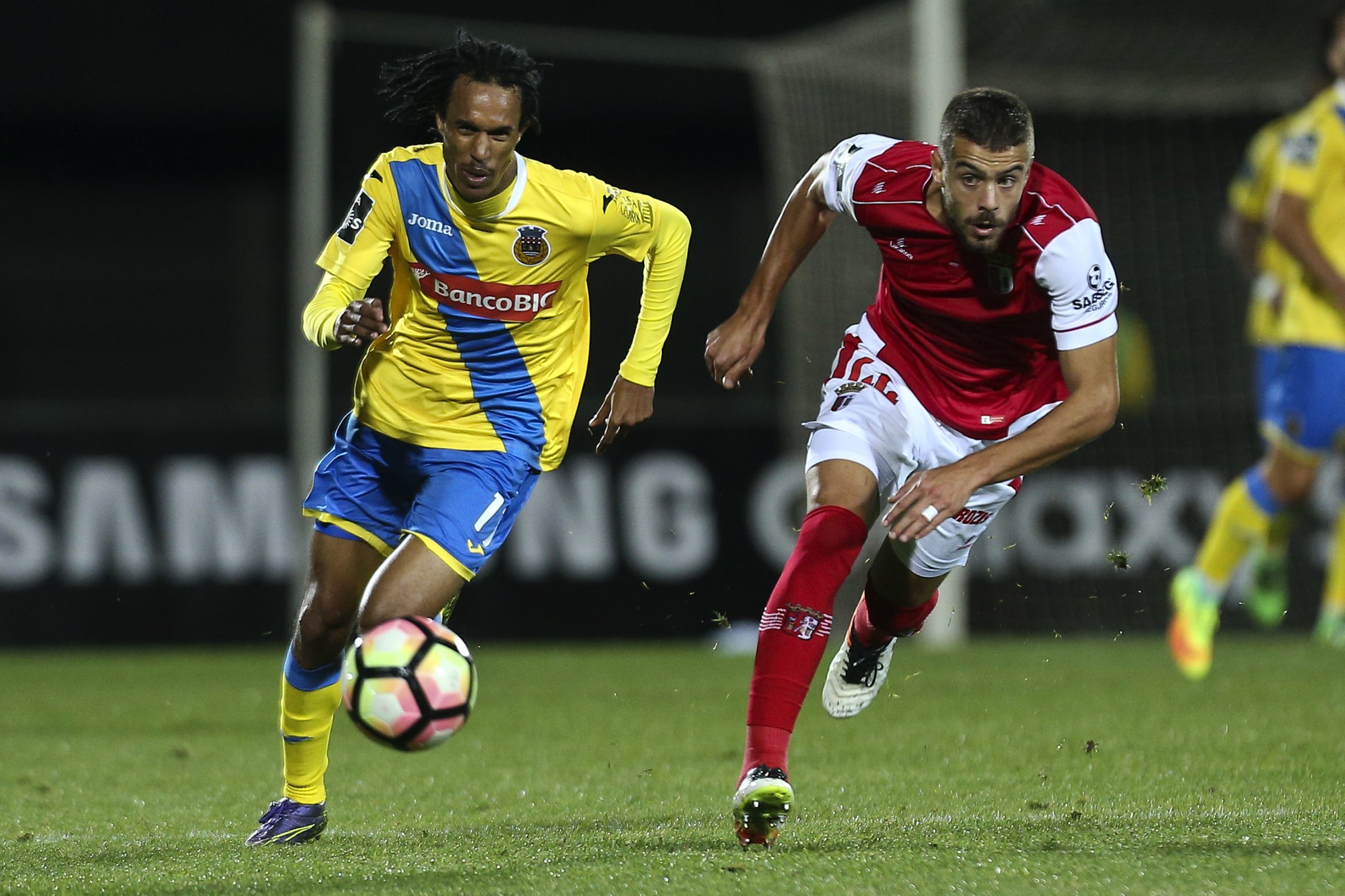 Braga empata em Arouca e deixa fugir Porto e Sporting