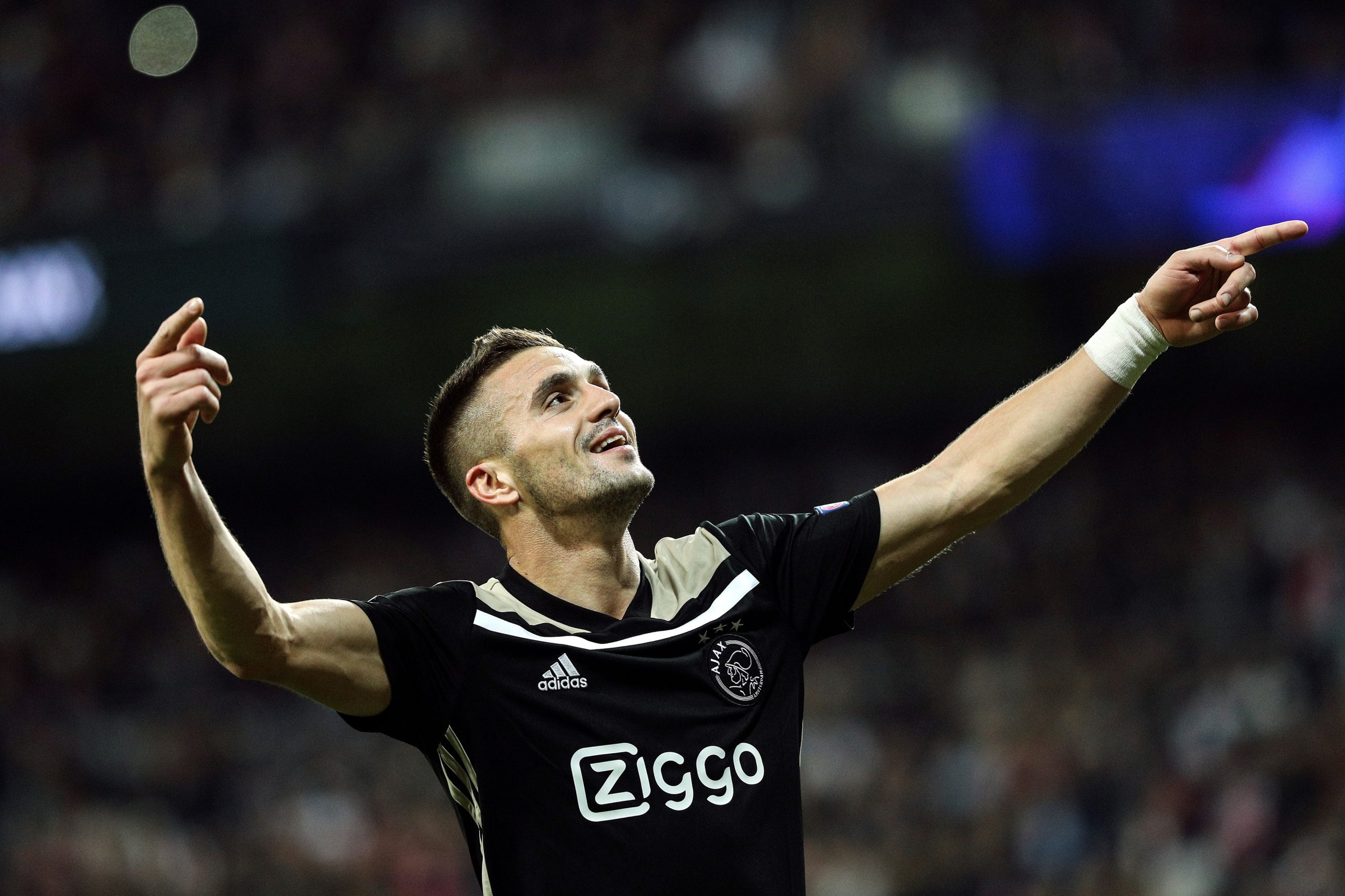 Dusan Tadic está livre e na lista do Benfica