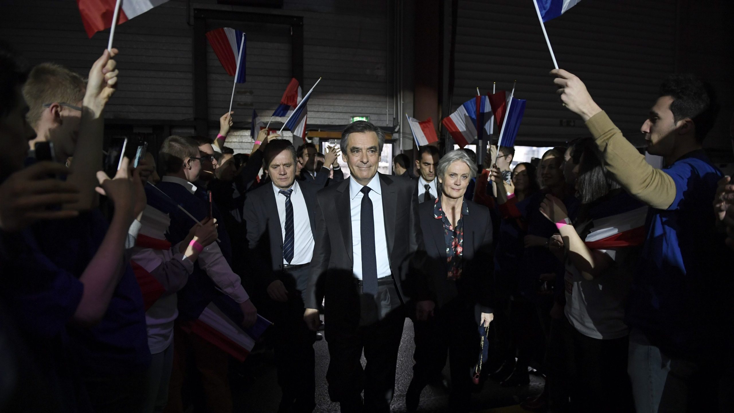 França: François Fillon acusa esquerda de “golpe de Estado institucional” contra si