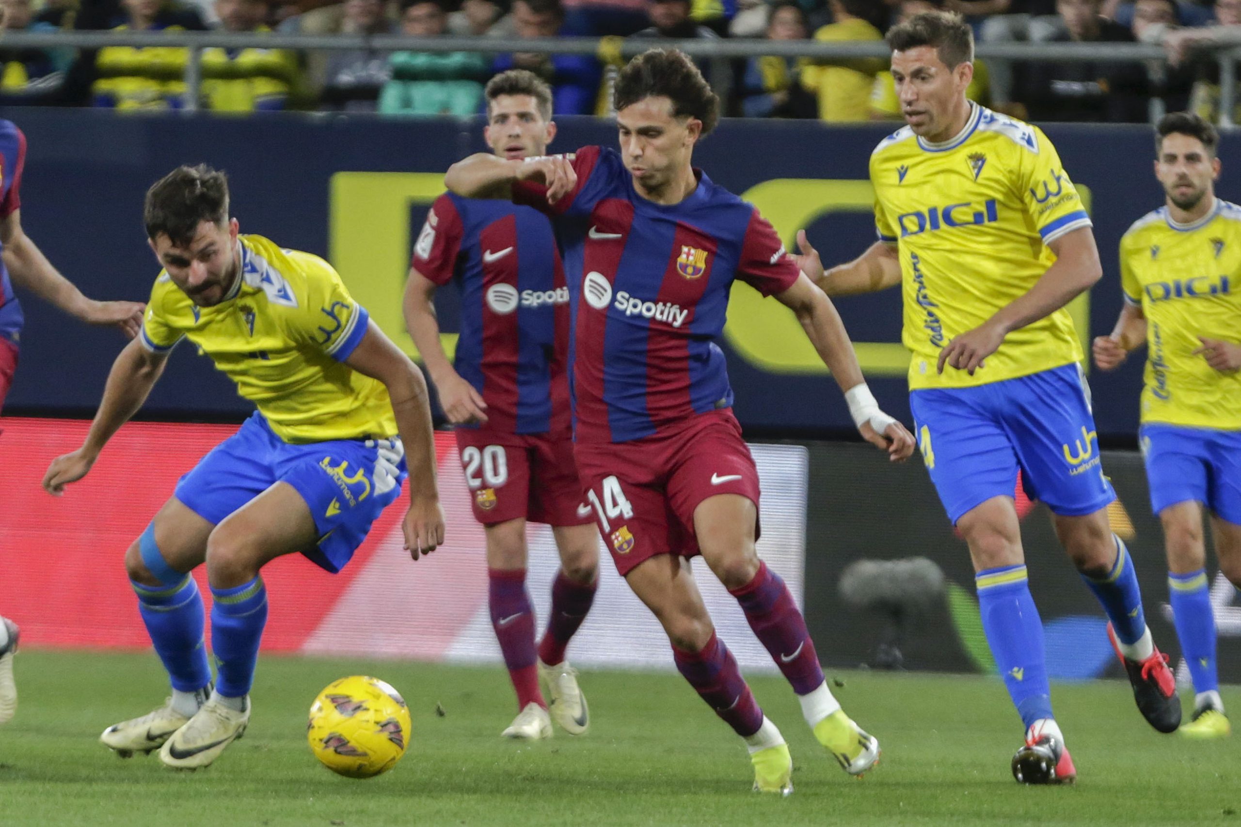 ‘Bicicleta’ de João Félix mantém Barcelona na perseguição possível ao Real Madrid
