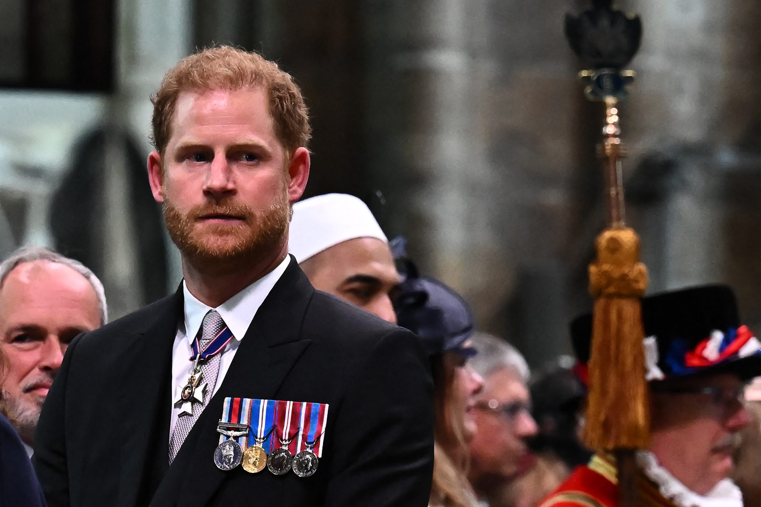 Príncipe Harry regressa ao Reino Unido e a primeira paragem é na campa de Isabel II