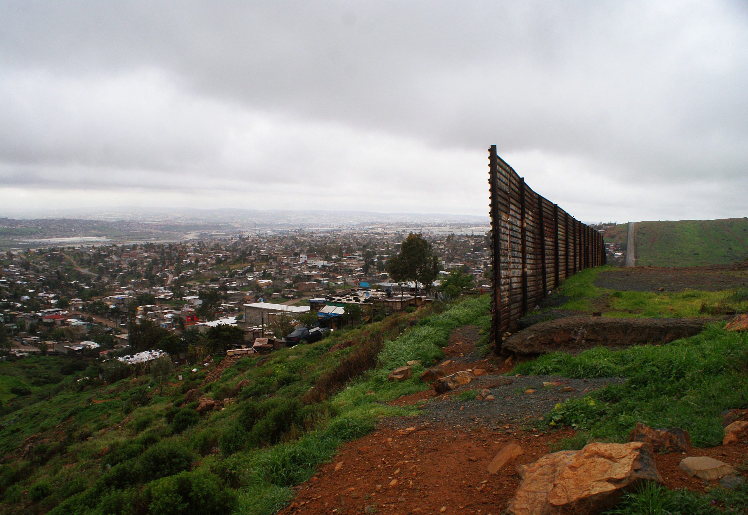 Propostas para muro entre EUA e México vão de tradicionais muralhas a parede de gelo