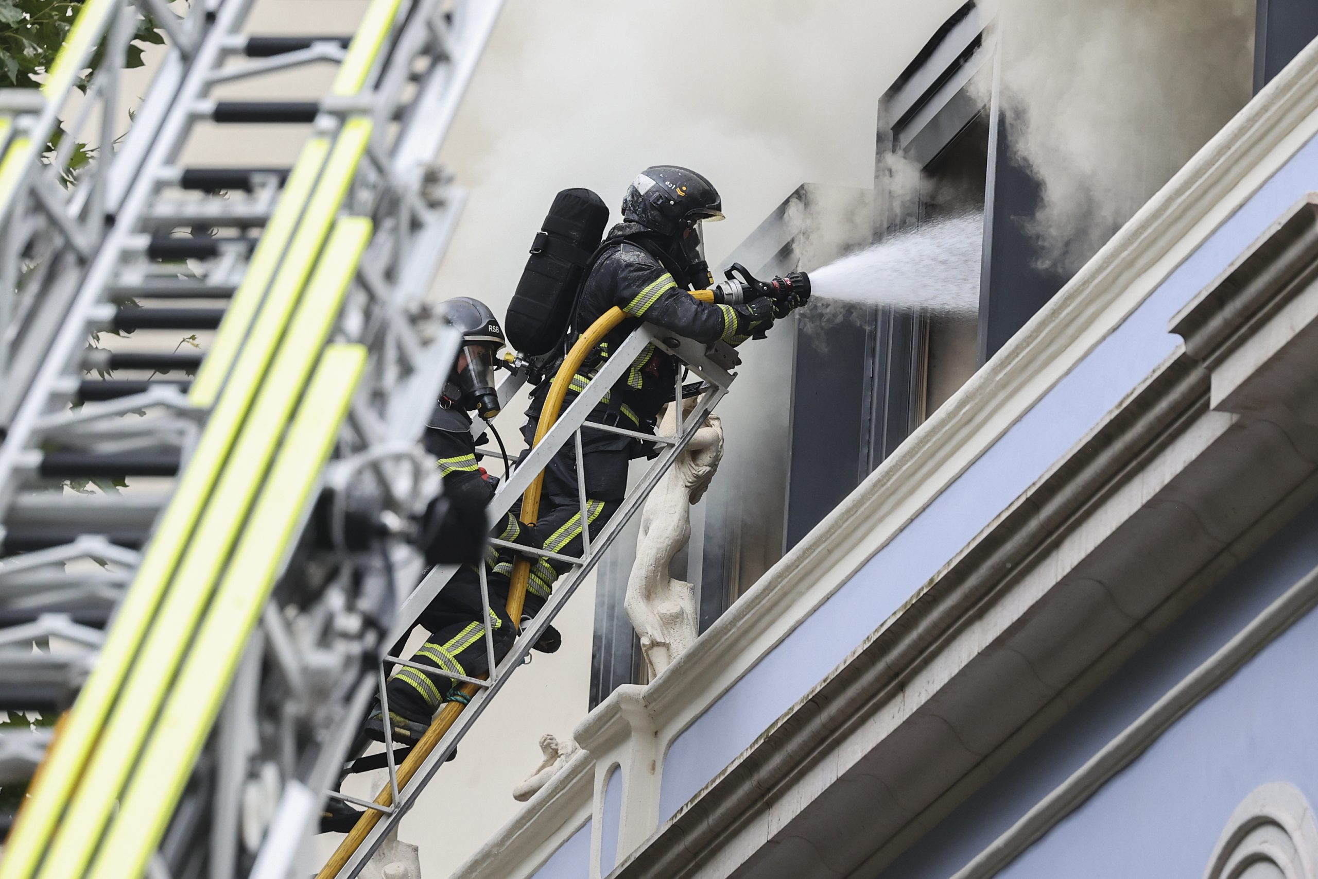 Incêndio em prédio na Mouraria mobiliza 18 bombeiros
