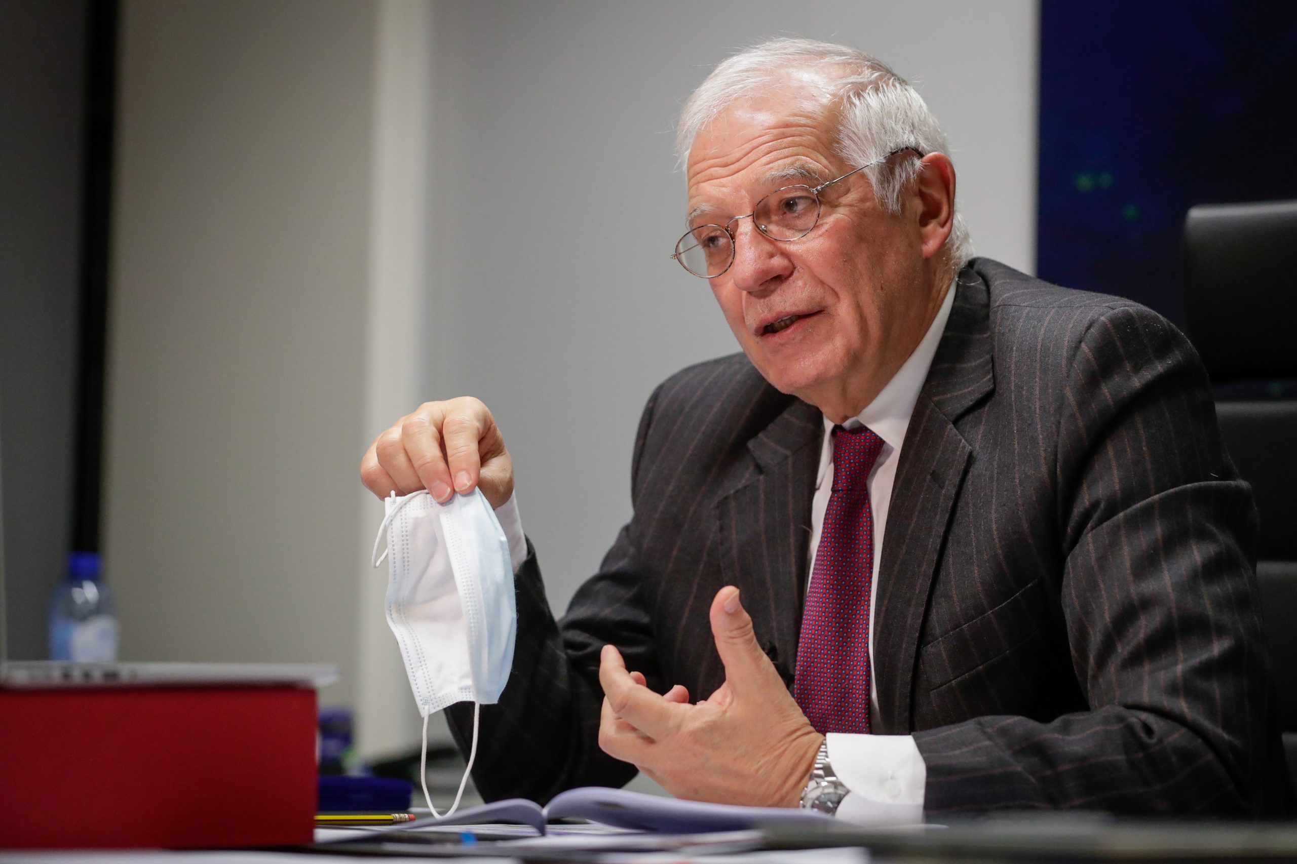 Covid-19: Borrell acusa Rússia de desinformação para vender a sua vacina