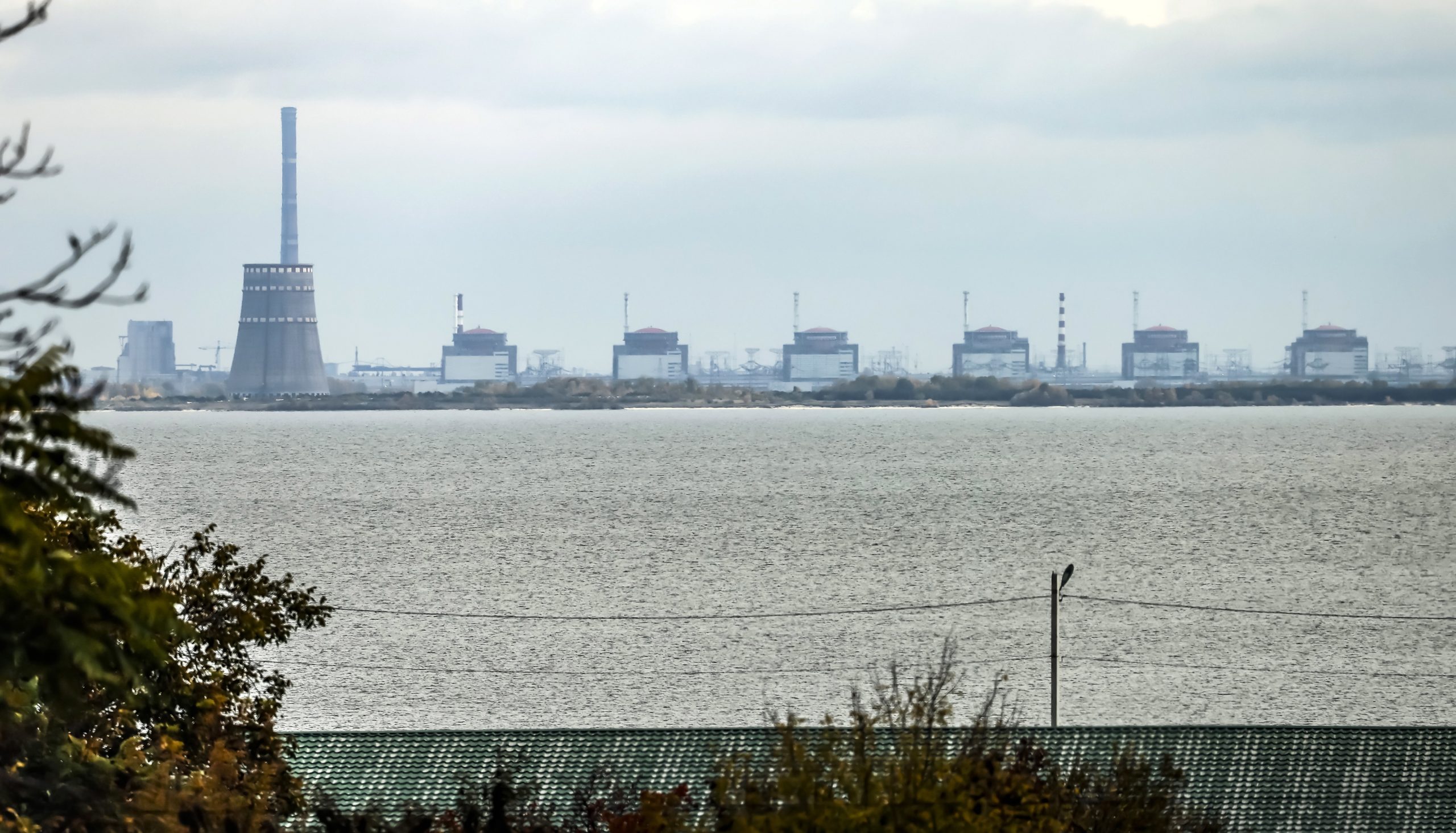 Observadores da AIEA alertam para explosões junto a central nuclear de Zaporijia