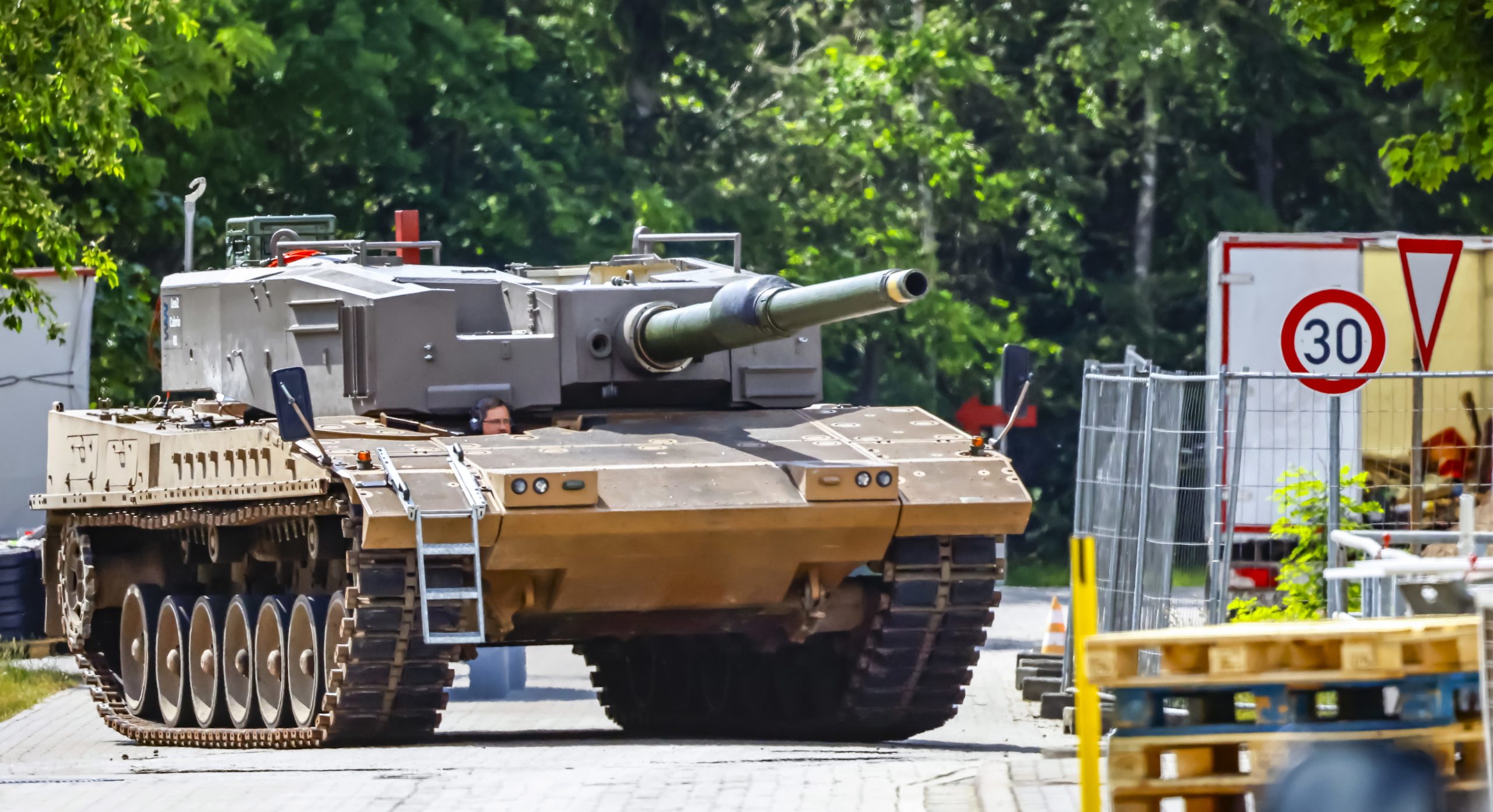 Alemanha planeia reduzir ajuda militar à Ucrânia para metade em 2025