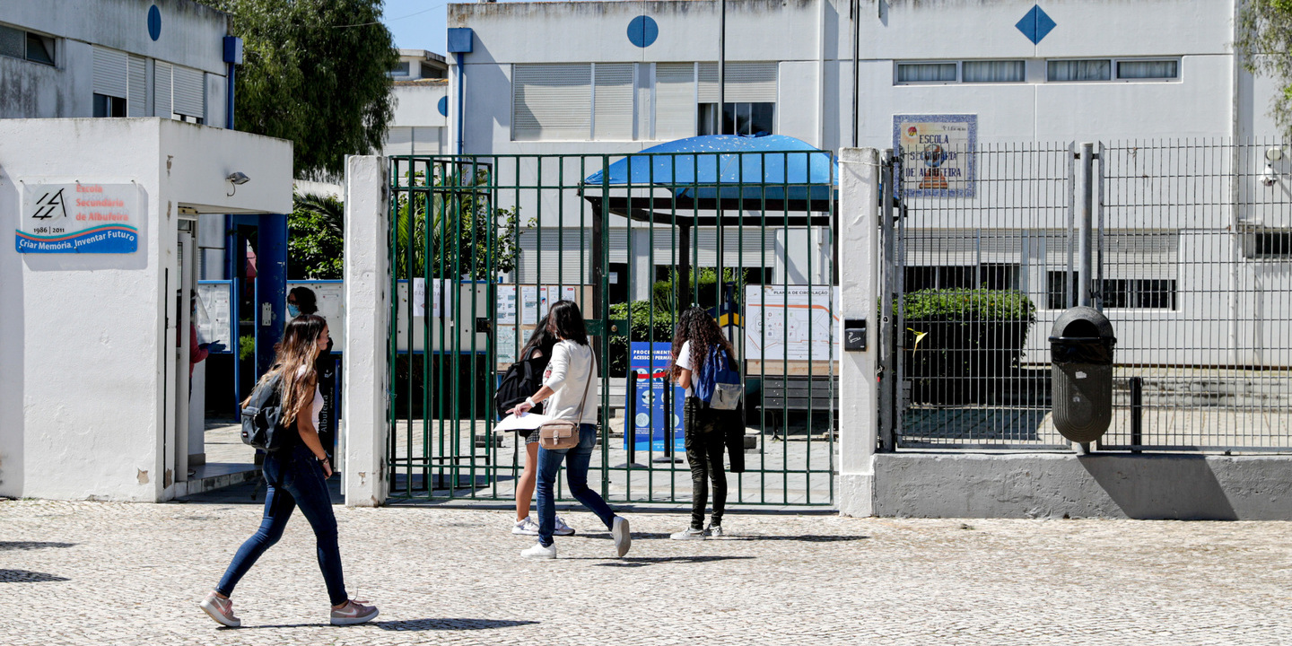 Alunos do 9.º ano são melhores a Matemática e ligeiramente piores a Português