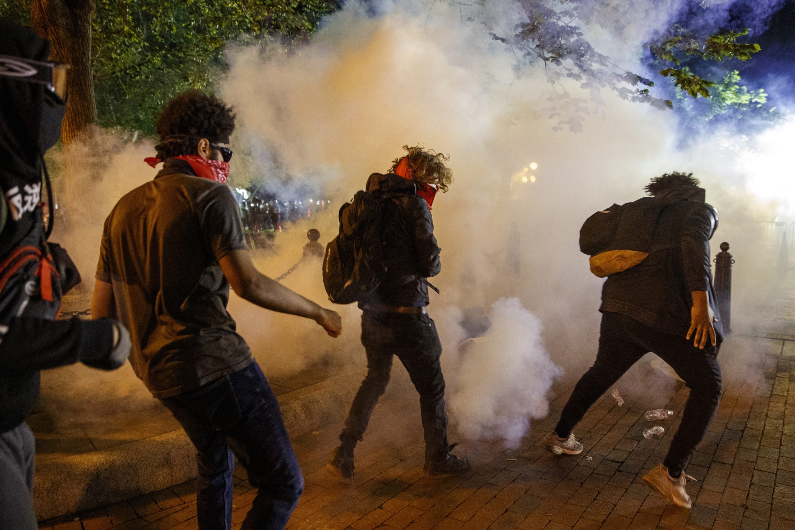 Protestos contra a morte de George Floyd. Polícia lança gás lacrimogéneo em frente à Casa Branca para dispersar manifestantes