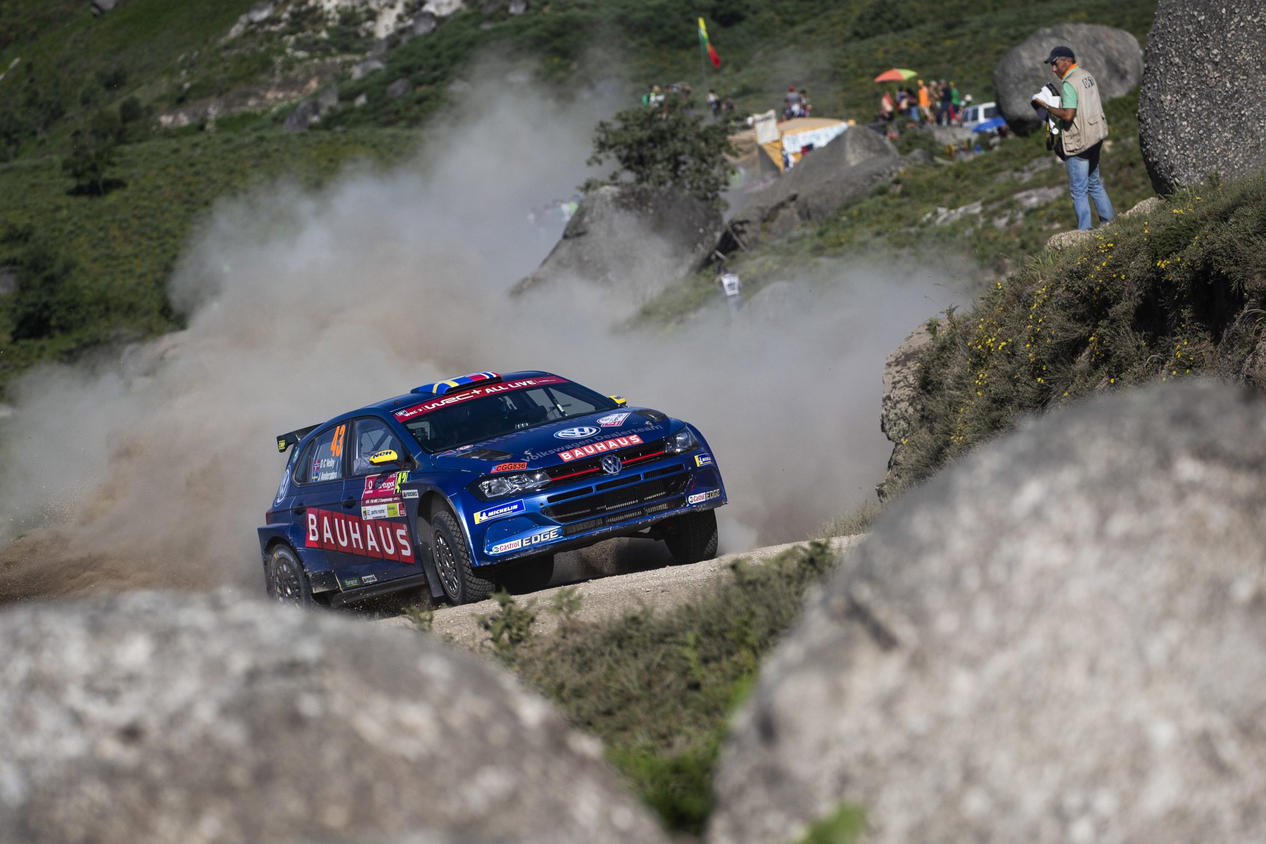 Carro do líder do WRC2 ardeu na última especial da manhã do Rali de Portugal