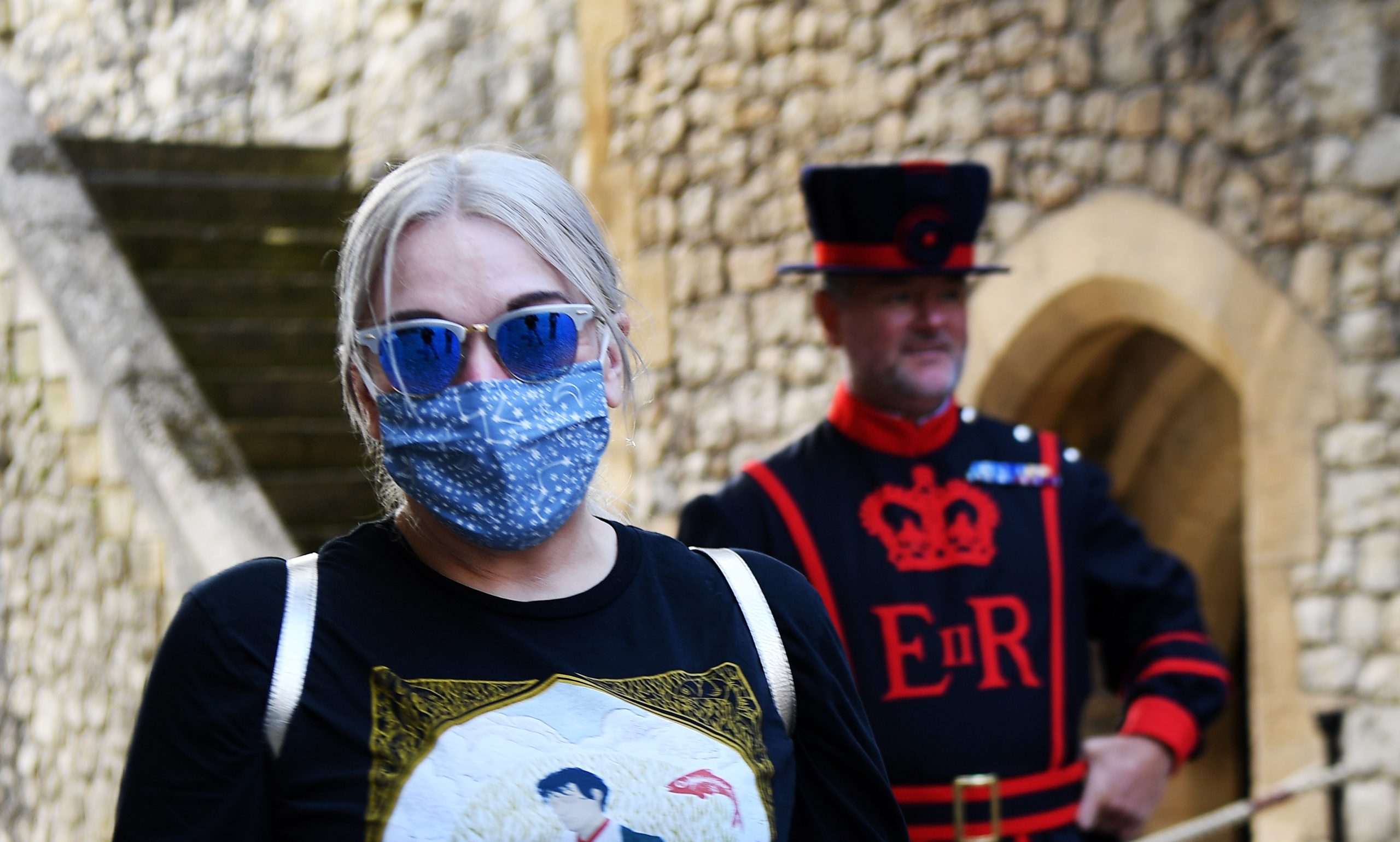 Covid-19: Uso de máscaras nas lojas vai ser obrigatório em Inglaterra