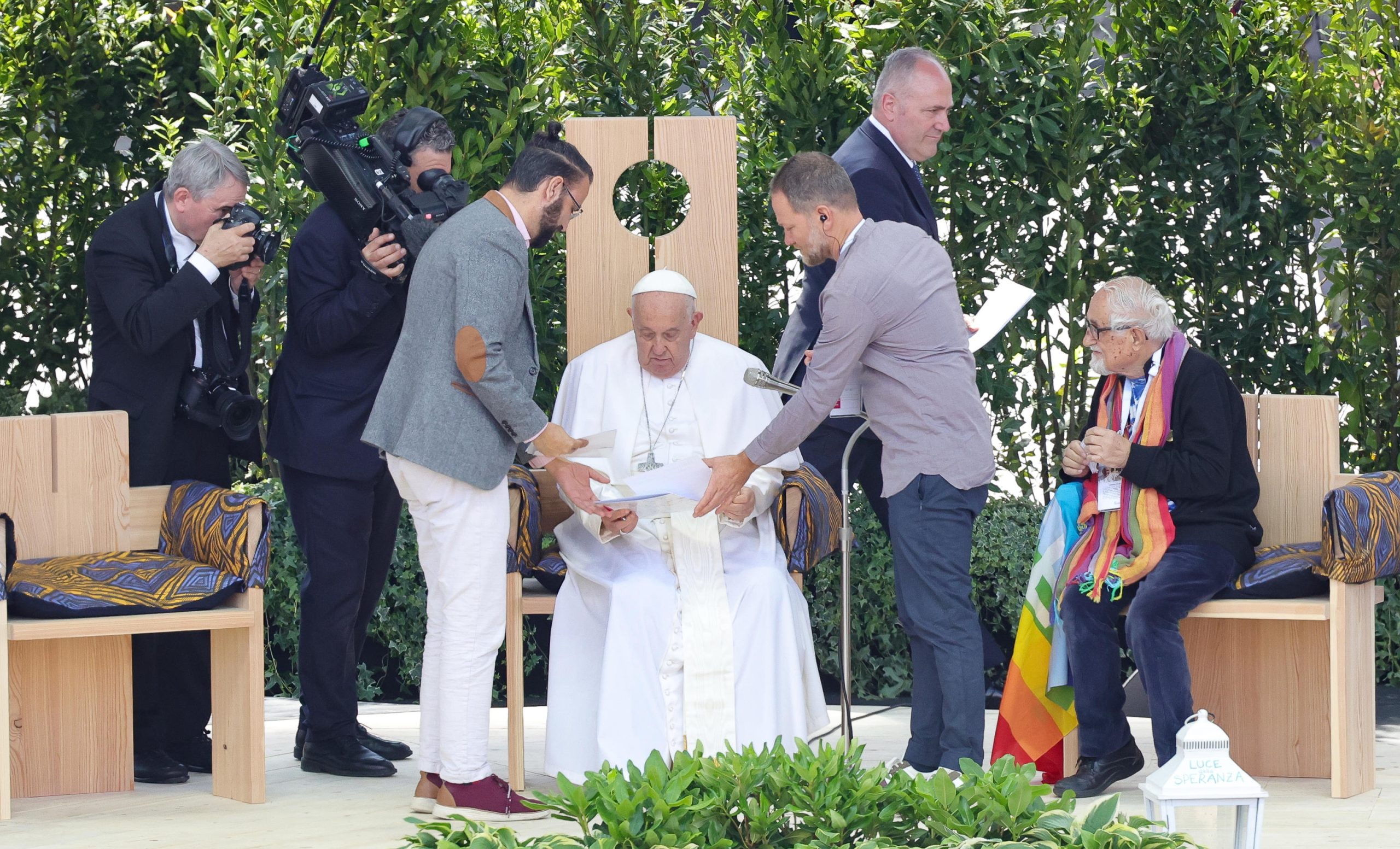 Papa abraça israelita e palestiniano que perderam familiares no conflito