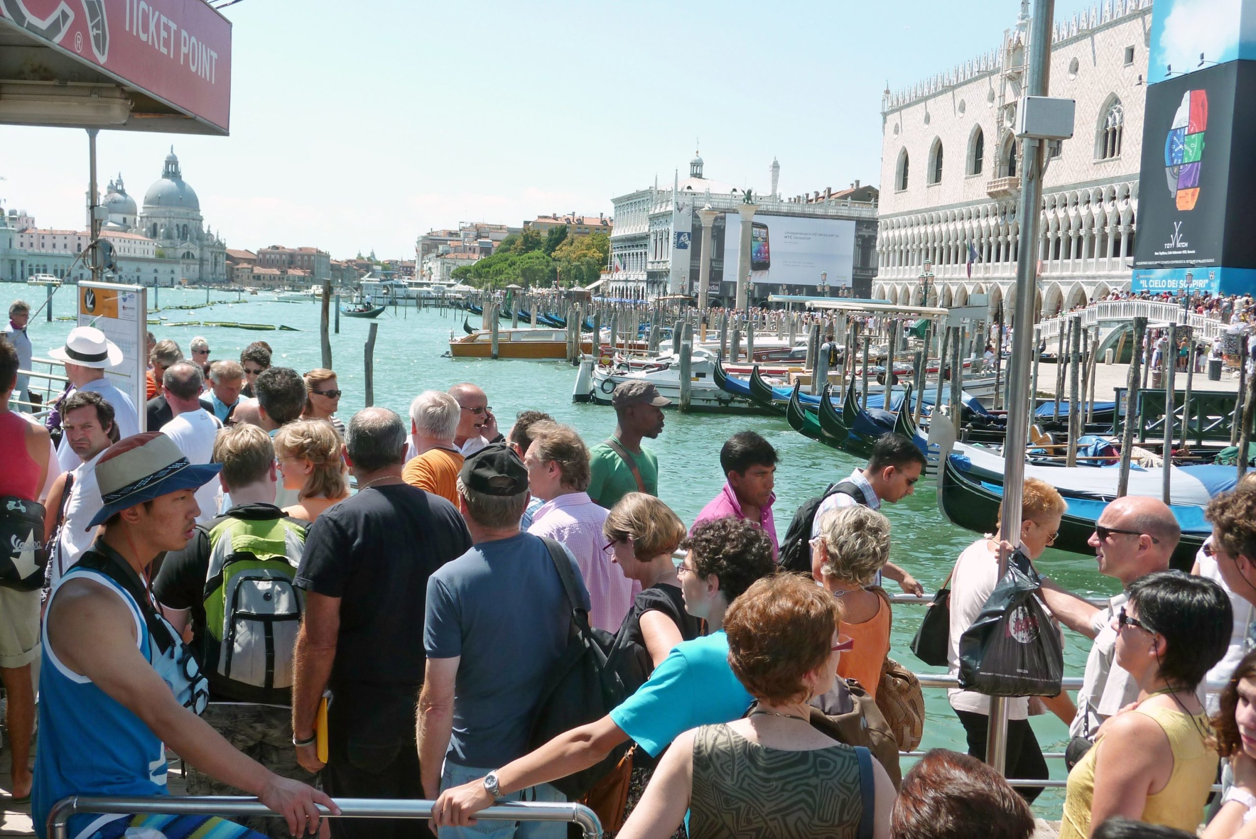 Muitos turistas e aquecimento global. Veneza deve integrar lista de património ameaçado