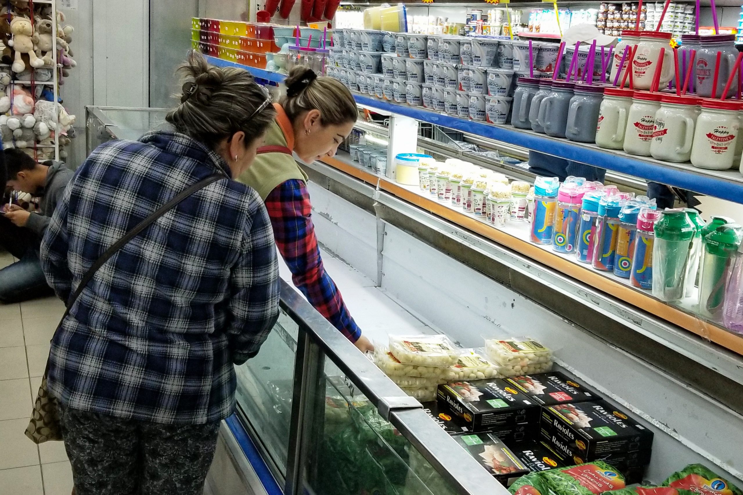 Asfixiada por bloqueios, capital da Bolívia vive grave escassez de alimentos e combustíveis