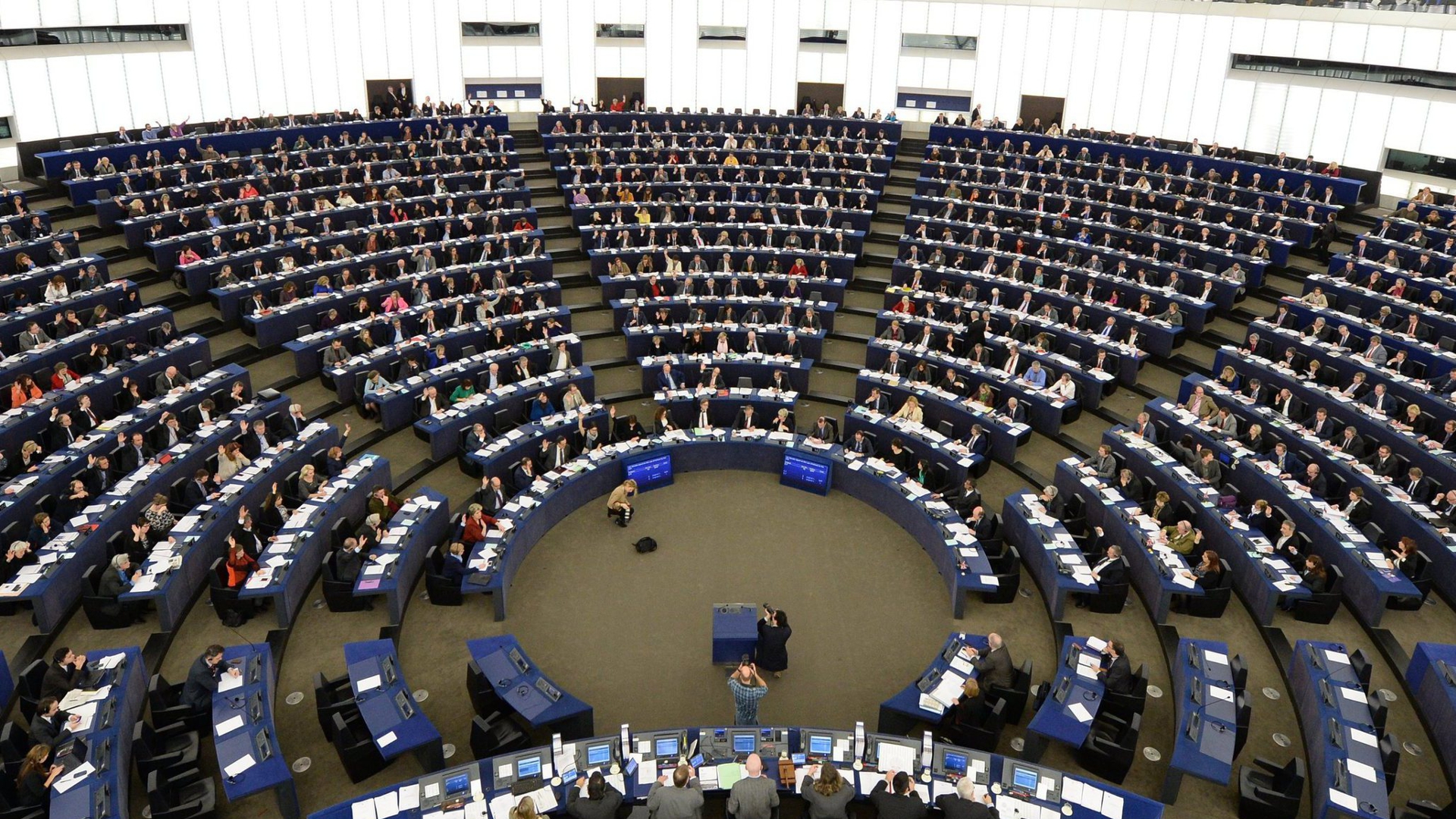 Eurodeputados aprovam novas regras para audiovisual que abrangem Netflix e YouTube