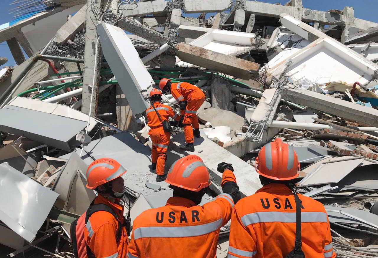 Autoridades indonésias abrem vala comum para enterrarem os mortos do sismo e tsunami
