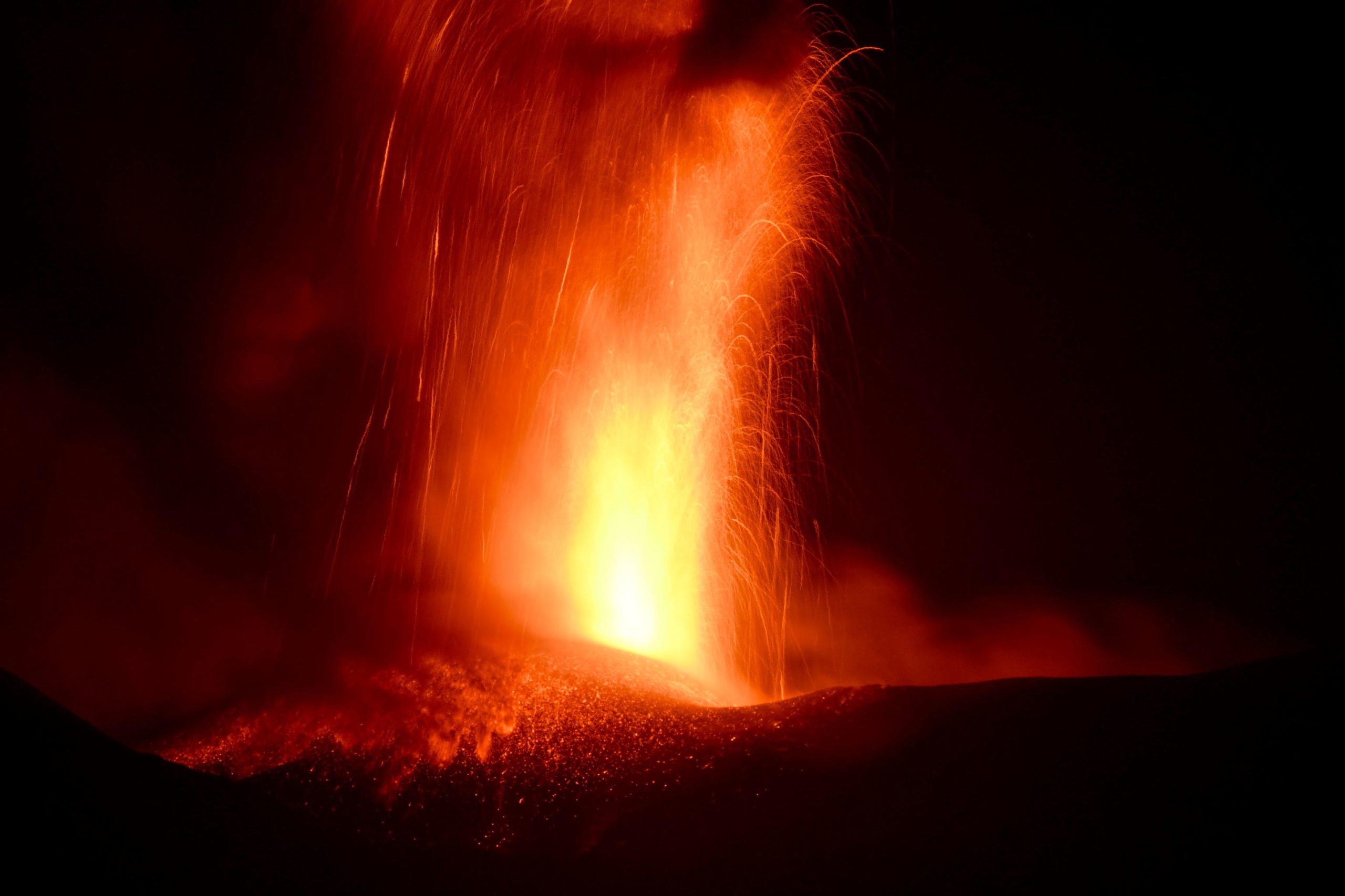 Cratera do vulcão Etna voltou a expelir lava